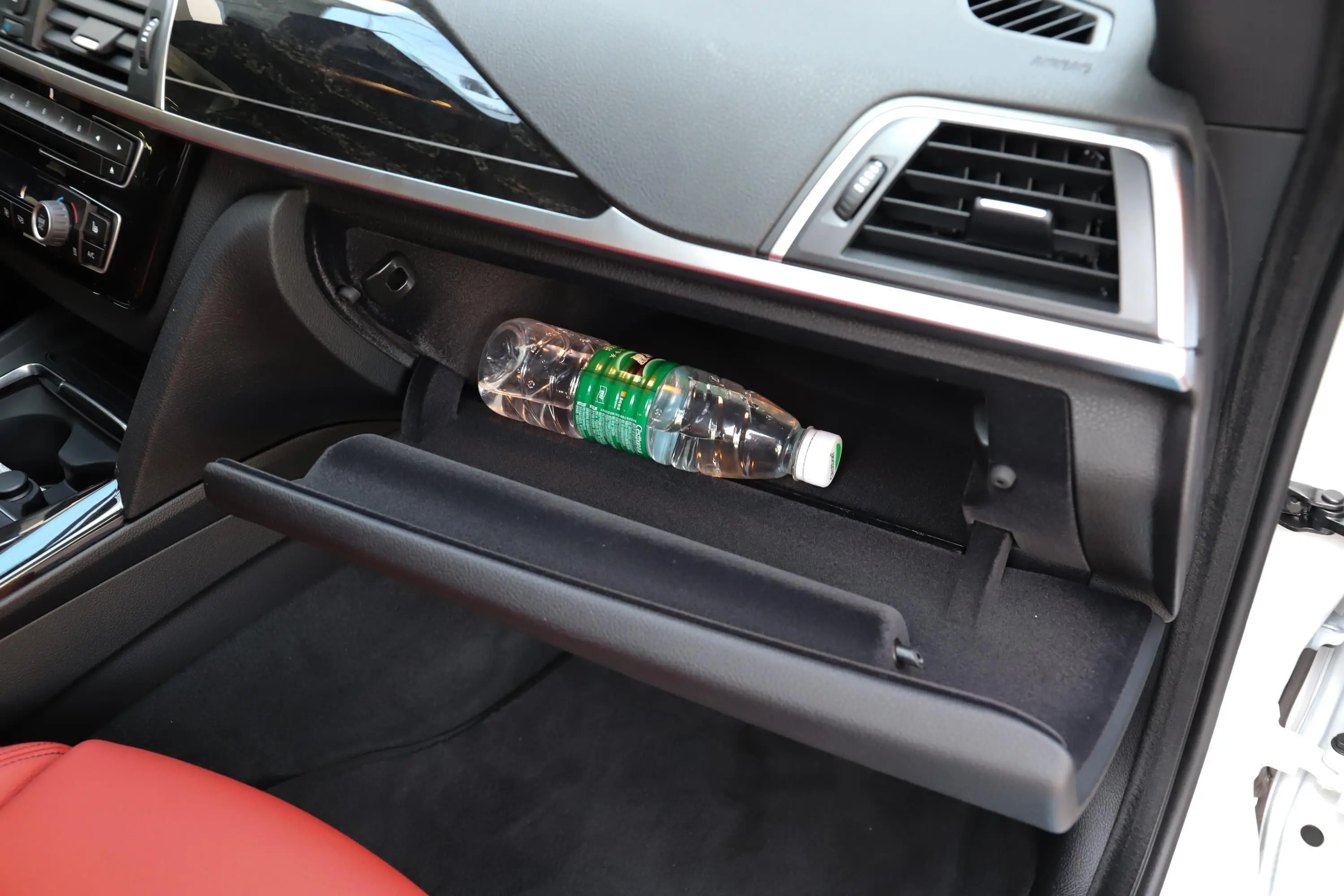 宝马3系GT330i xDrive M运动曜夜版手套箱空间水瓶横置