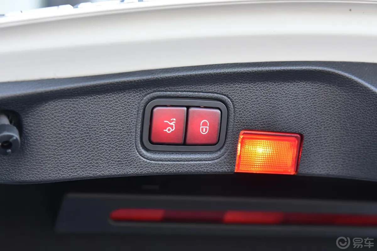 奔驰C级 AMGAMG C 63 S 轿跑车电动尾门按键（手动扶手）