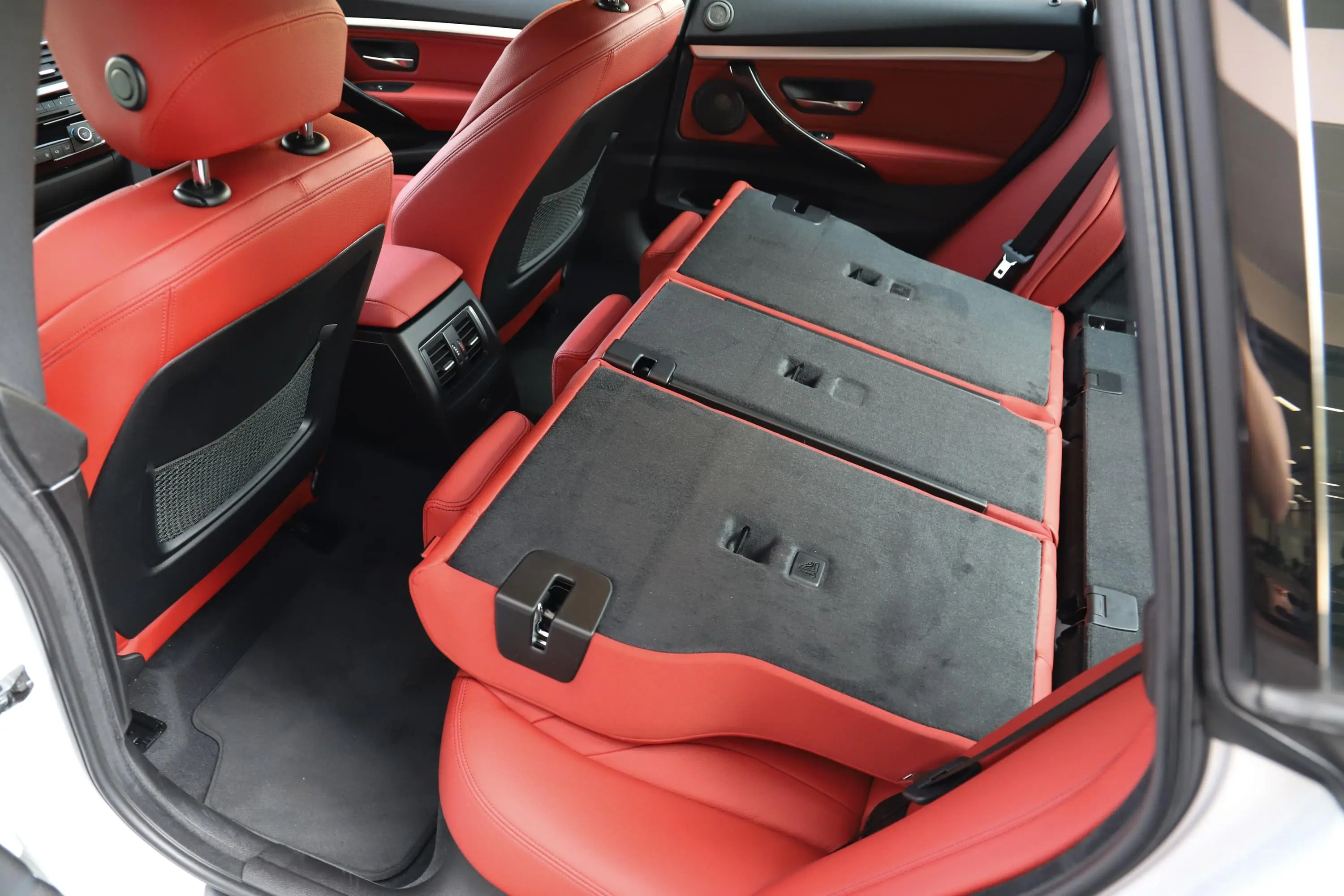 宝马3系GT330i xDrive M运动曜夜版空间