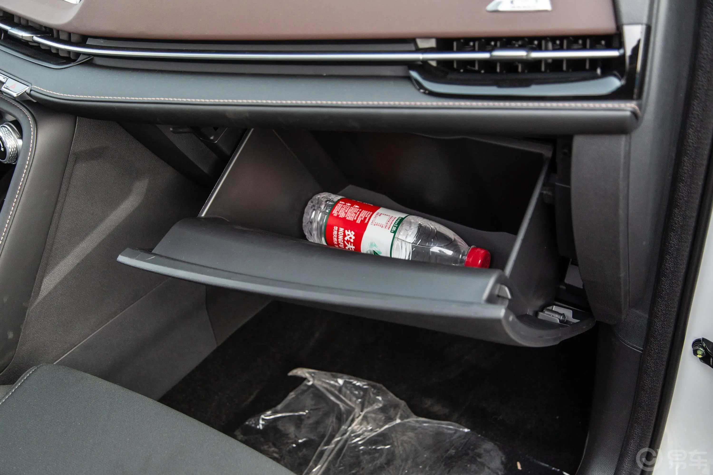 长安CS151.5L 手动 舒适版 国Ⅵ手套箱空间水瓶横置