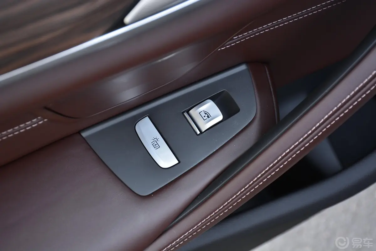 宝马5系530Li xDrive 豪华套装后车窗调节