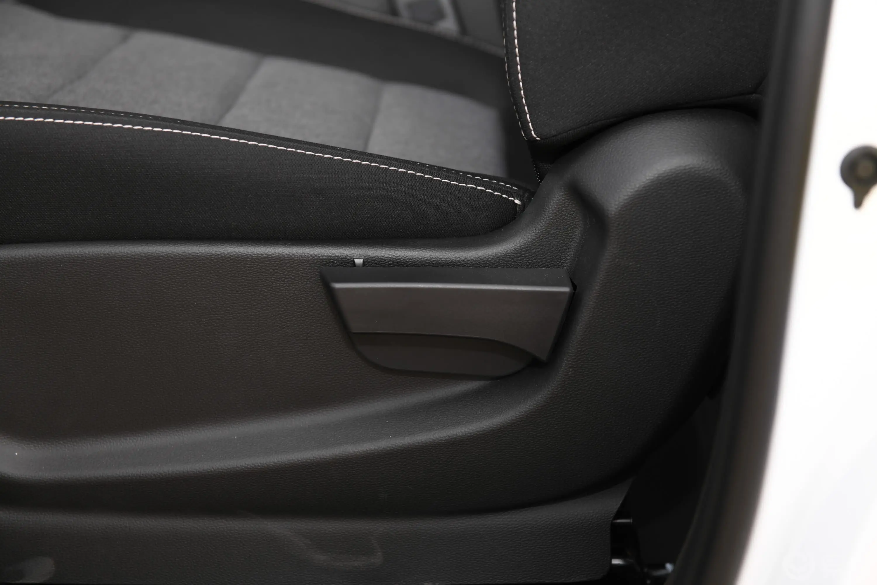五菱宏光PLUS1.5T 手动 标准型 7座主驾座椅调节