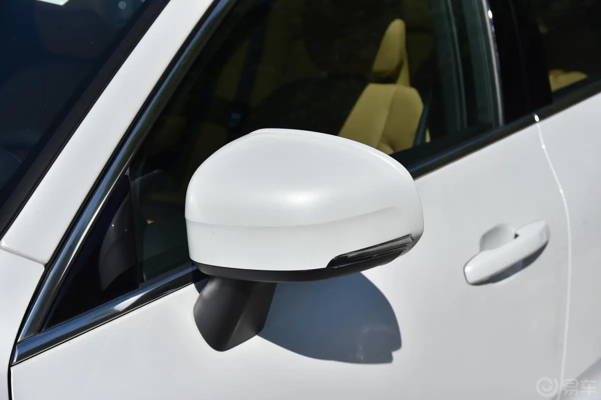 沃尔沃XC60新能源T8 智雅豪华版主驾驶后视镜背面