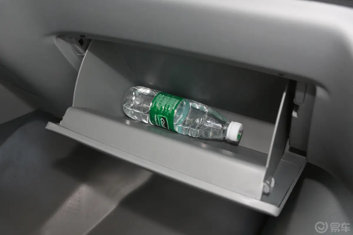 图雅诺S 2.8T 手动 两驱 商运版 长轴手套箱空间水瓶横置