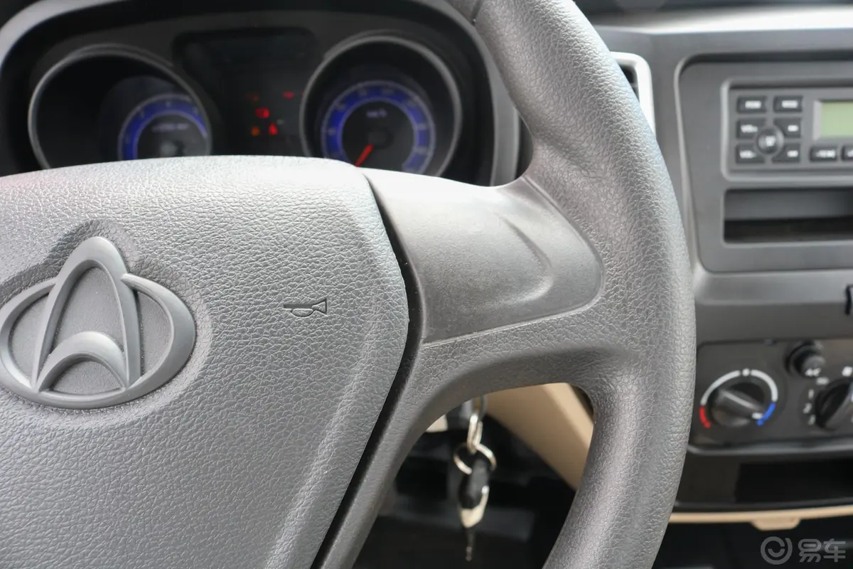 新豹T51.6L 中配型单排后双轮标准货箱右侧方向盘功能按键