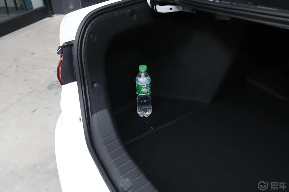 秦1.5L 手动 豪华型空间