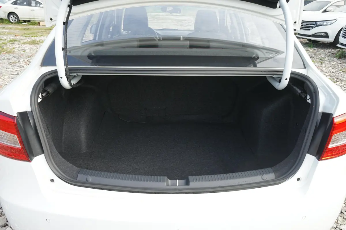 奔腾B301.6L 手自一体 舒适型后备厢空间特写