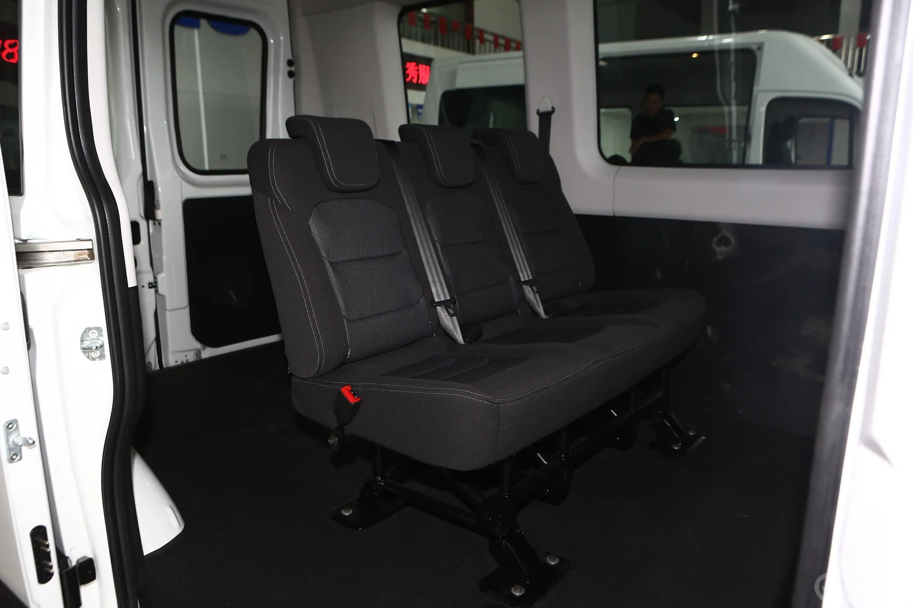 依维柯欧胜超瑞系列 2.3T 手动 短轴高顶 侧拉门 5-7座 国V后排座椅