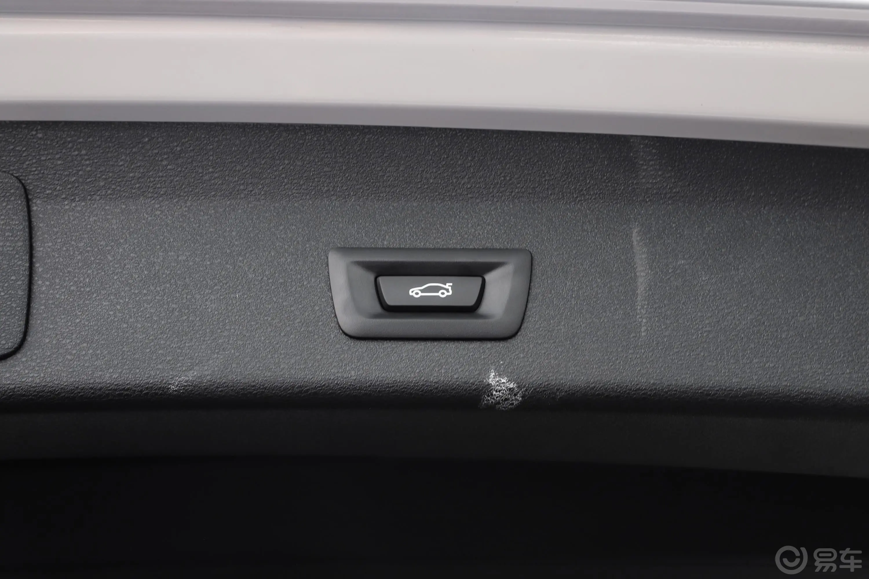 宝马X1sDrive20Li 时尚型电动尾门按键（手动扶手）