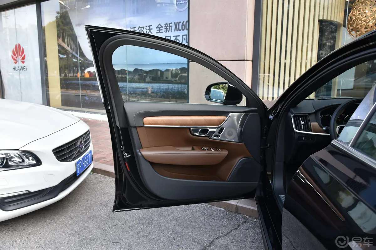 沃尔沃S90新能源T8 荣誉版 3座 国Ⅵ驾驶员侧前车门