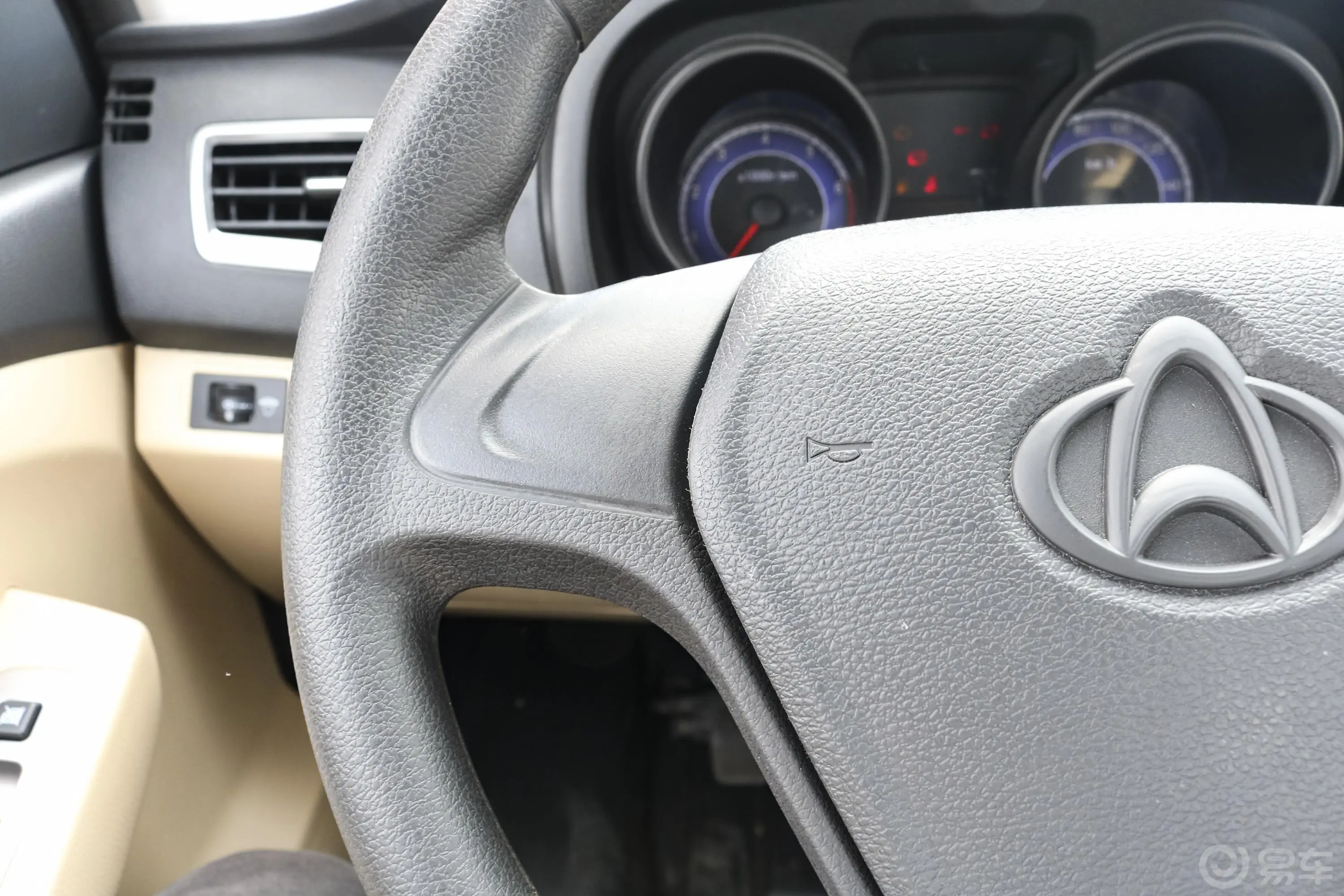 新豹T51.5L 中配型单排后单轮标准货箱左侧方向盘功能按键