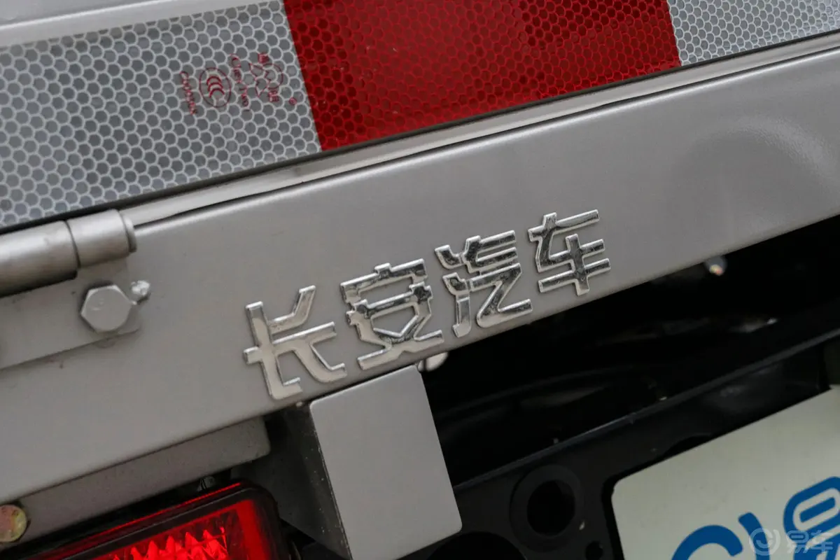 新豹T51.5L 中配型单排后单轮标准货箱外观