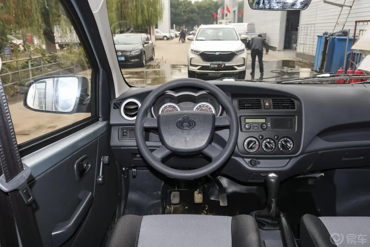 长安星卡1.5L 双排 货车基本版驾驶位区域