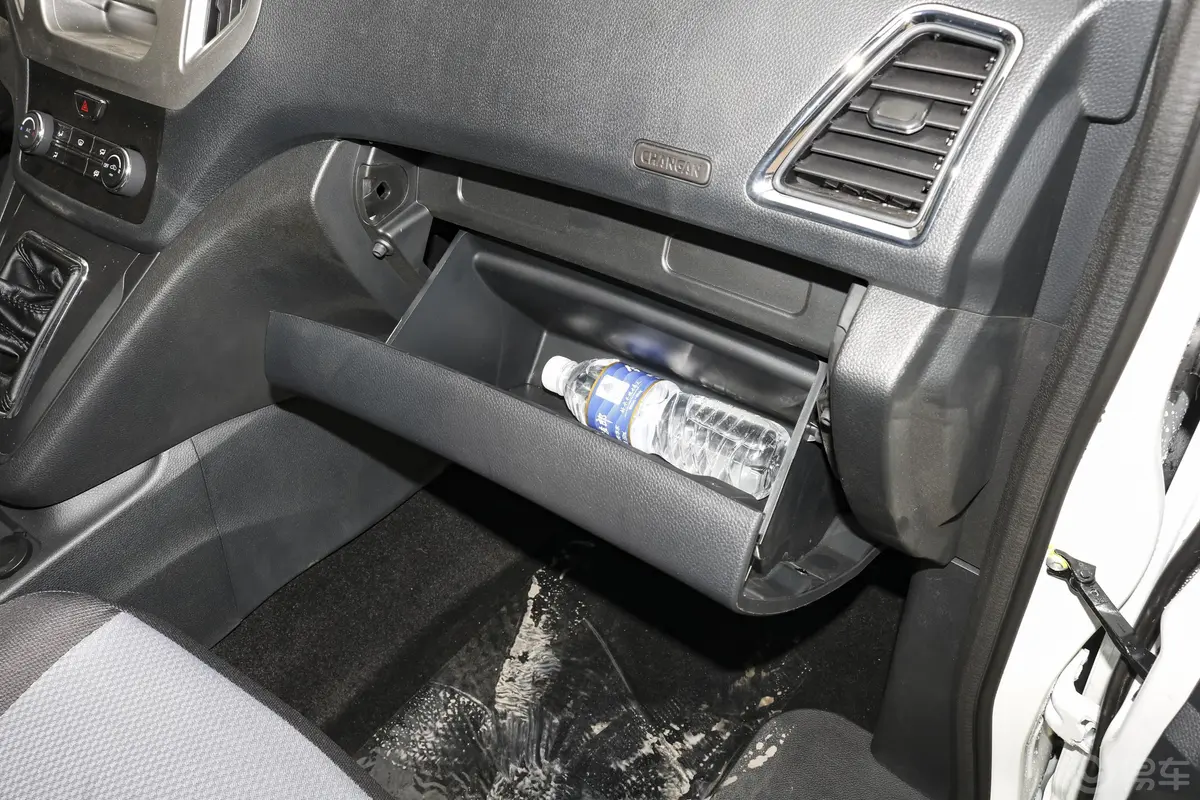 睿行S50S50V 1.5L 手动 盲窗版厢货 2座 国VI手套箱空间水瓶横置