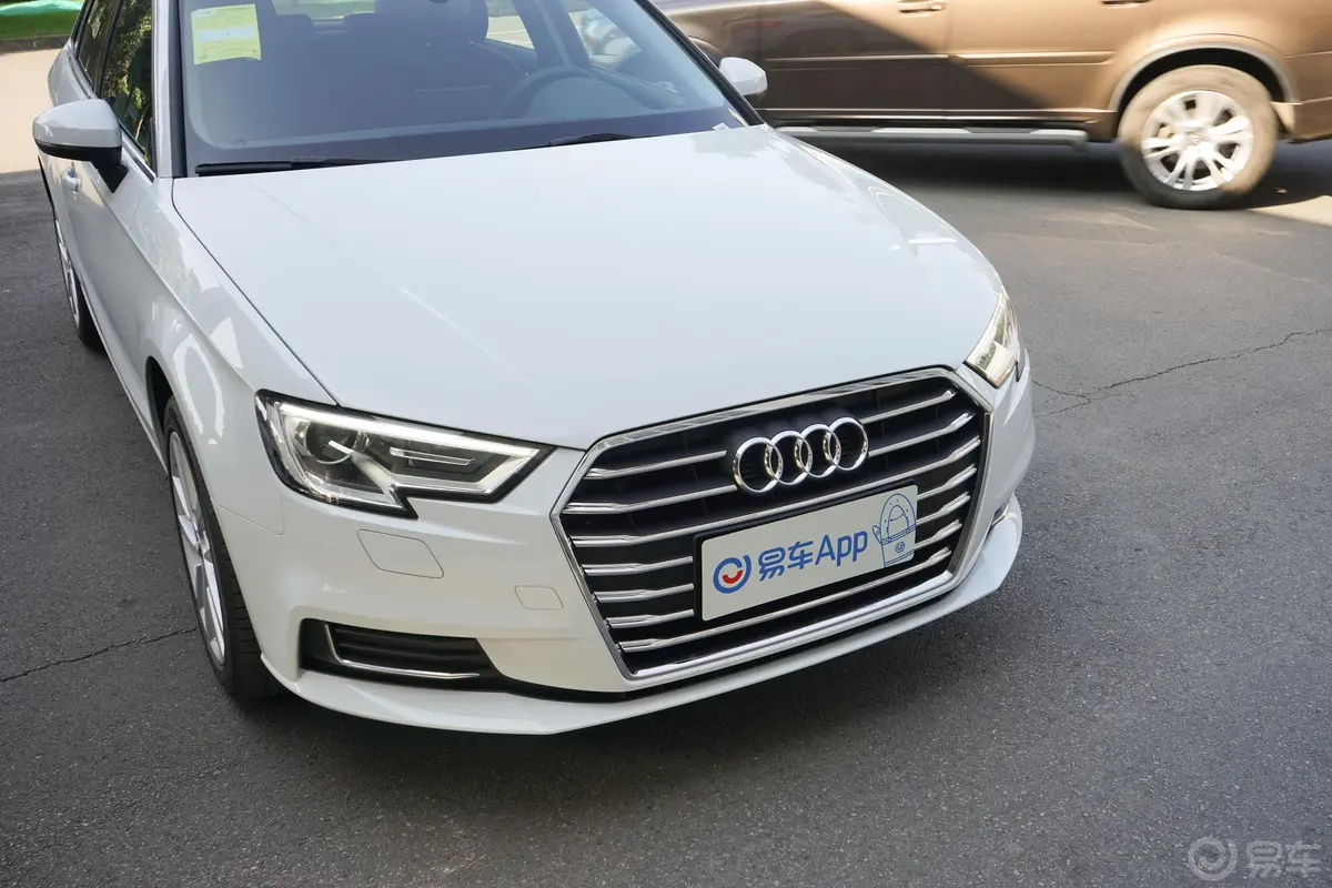 奥迪A3Sportback 35 TFSI 进取型前格栅侧俯拍