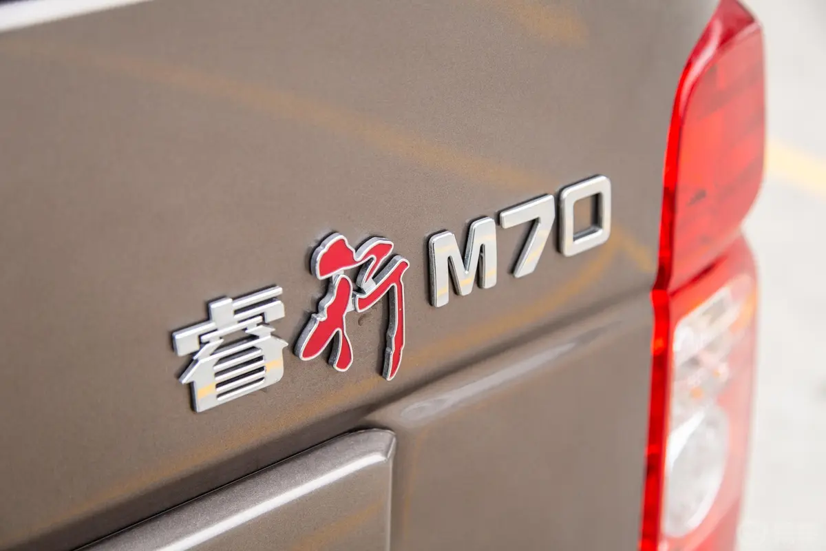 睿行M701.5L 手动 舒适型 背掀门 6座 国VI外观