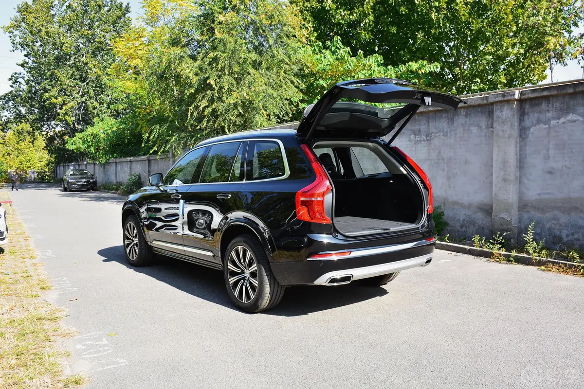 沃尔沃XC90T5 智行豪华版 5座后备厢开启45度侧拍