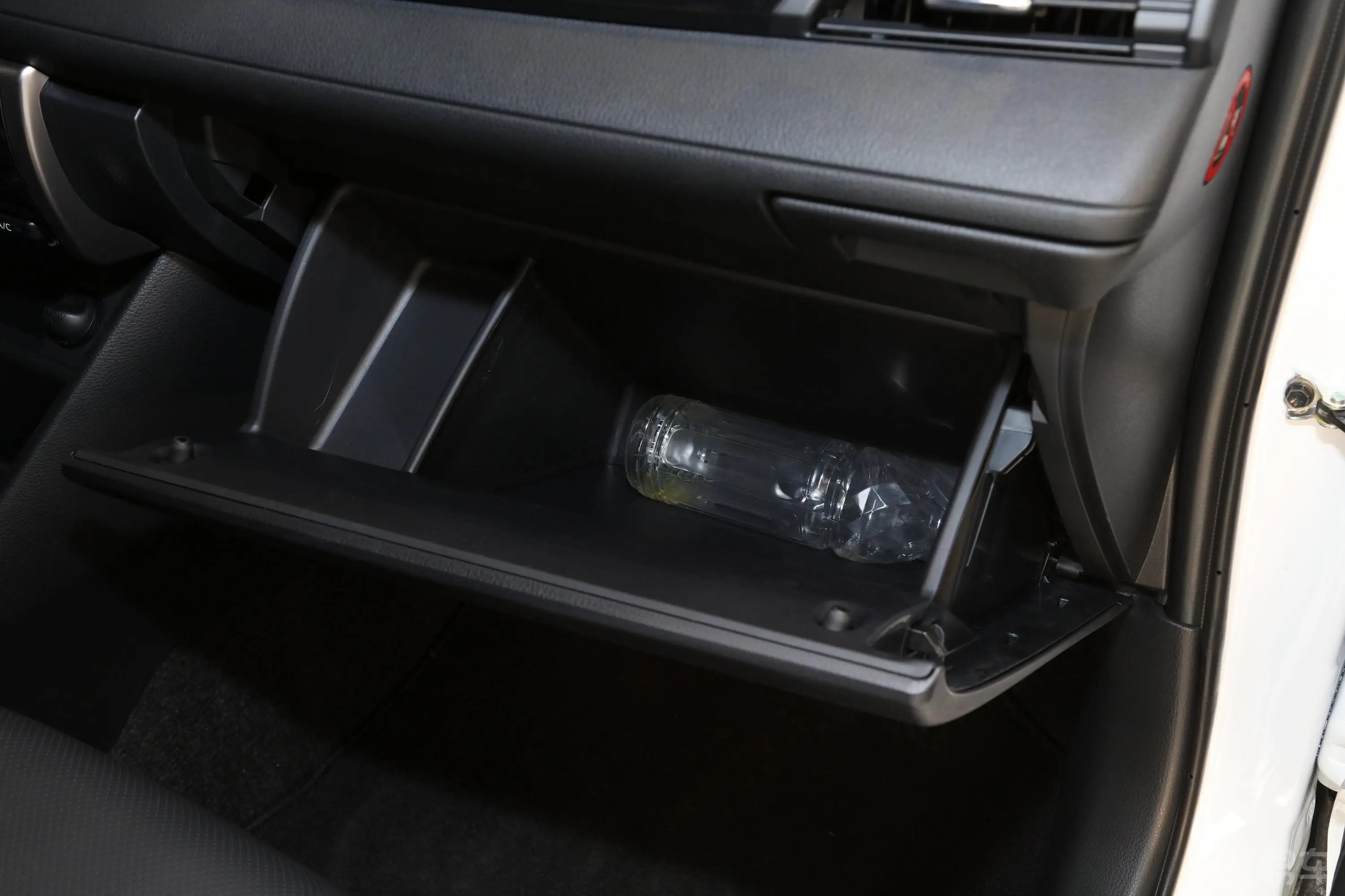 YARiS L 致享1.5L CVT 豪华版手套箱空间水瓶横置