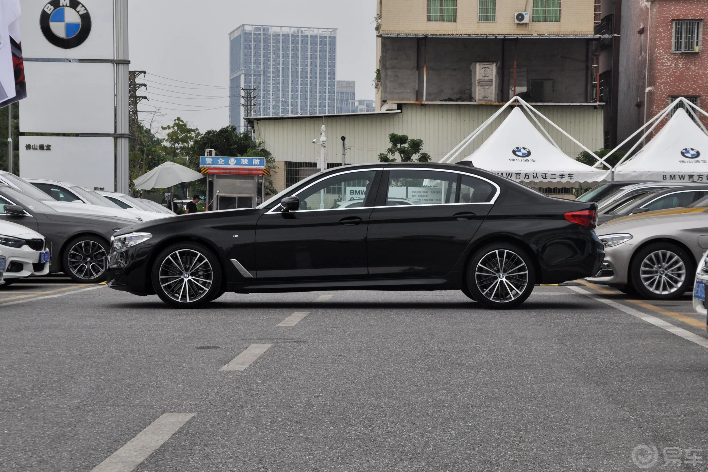 宝马5系530Li xDrive M运动套装正侧车头向左水平