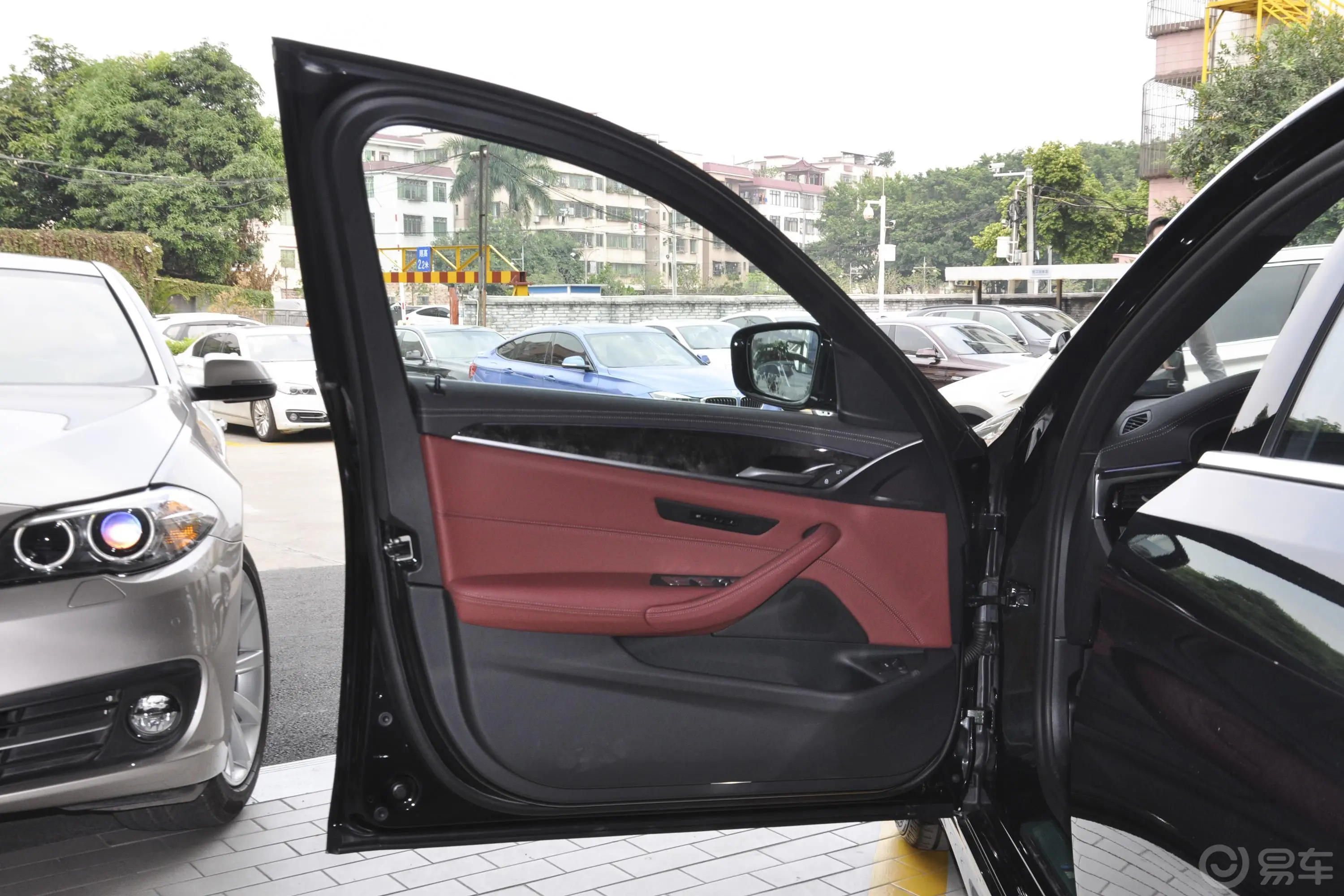 宝马5系530Li xDrive M运动套装驾驶员侧前车门