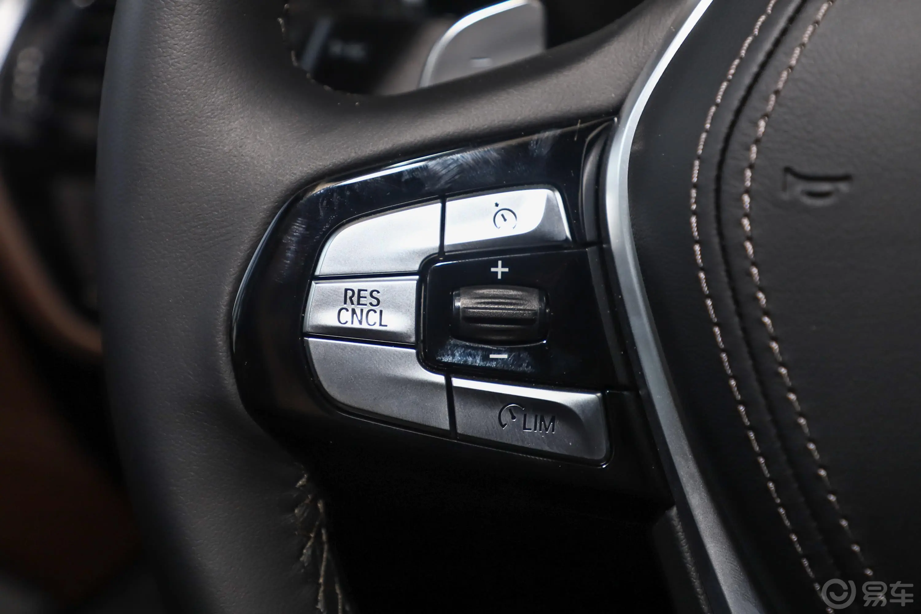 宝马5系530Li 尊享型 豪华套装左侧方向盘功能按键