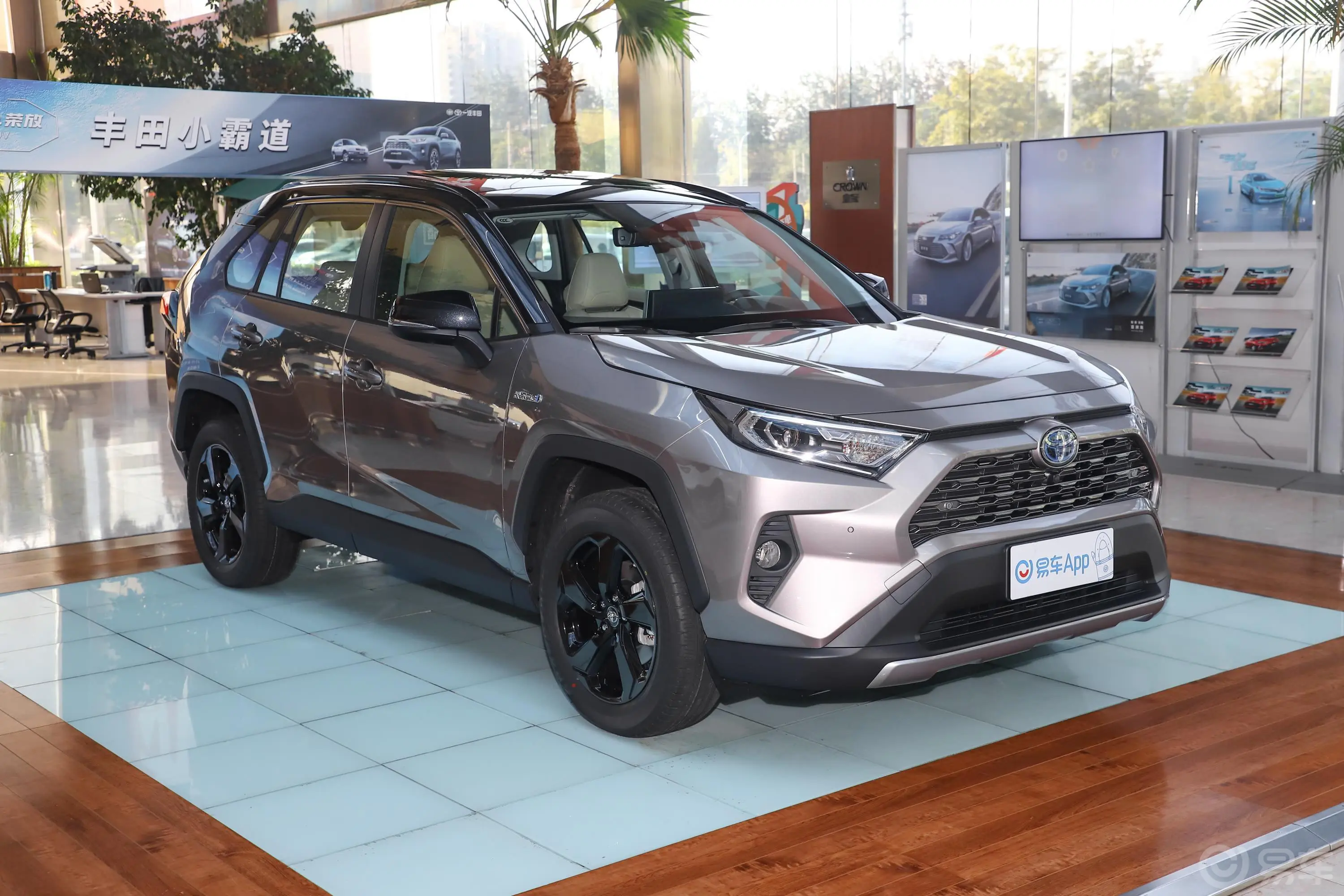 RAV4荣放双擎 2.5L E-CVT 四驱 旗舰版侧前45度车头向右水平