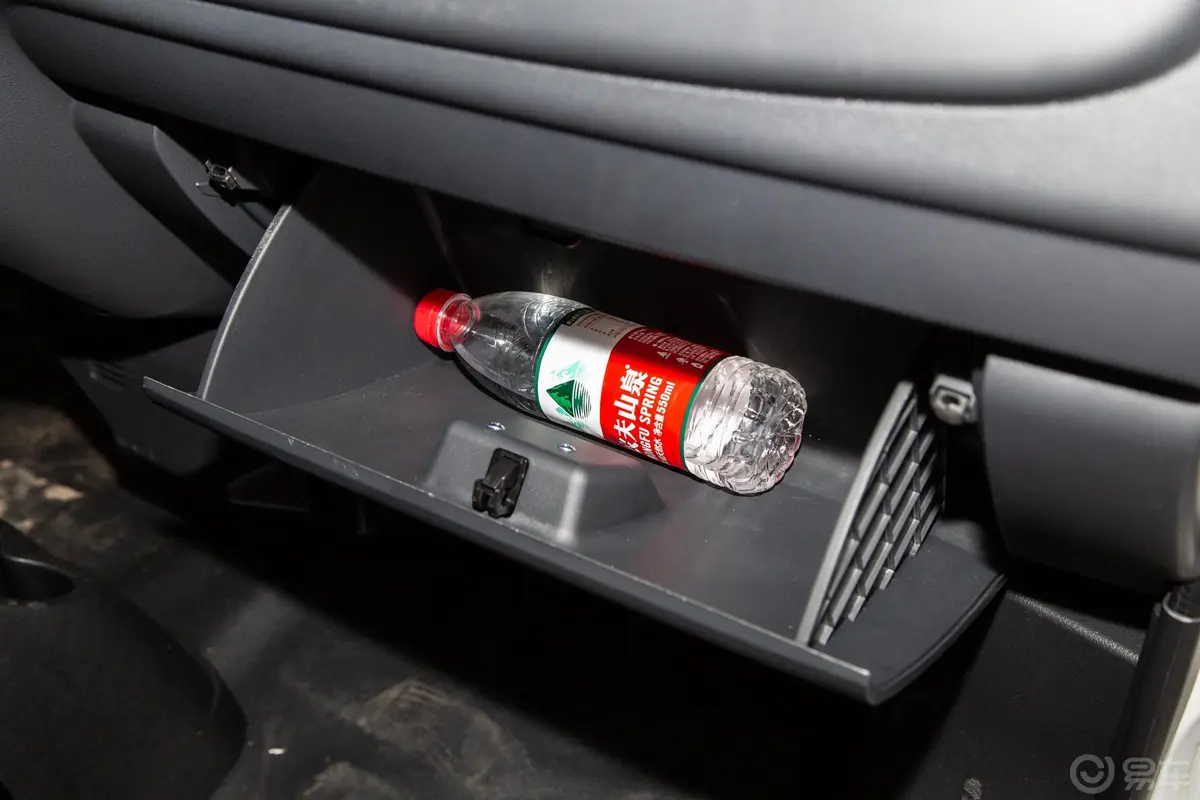 开沃D07创业者多功能乘用车手套箱空间水瓶横置