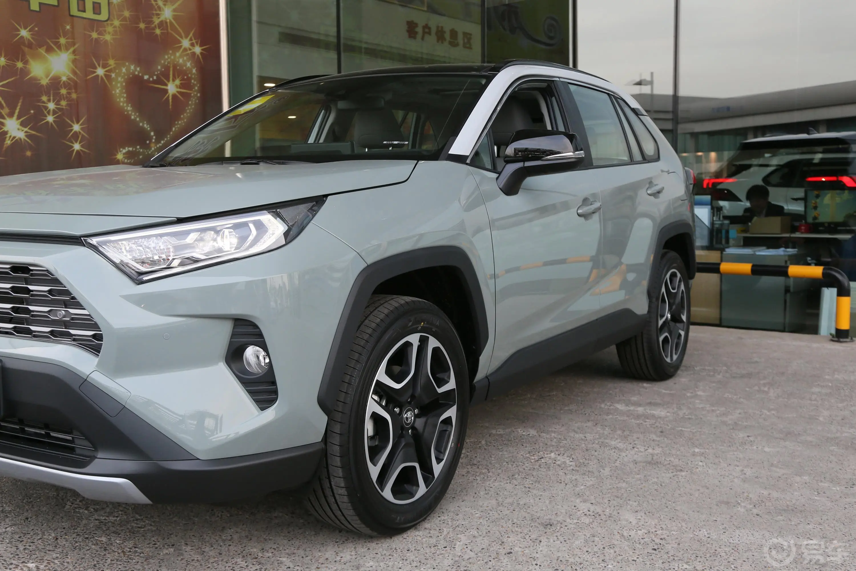 RAV4荣放2.0L CVT 四驱 尊贵版外观