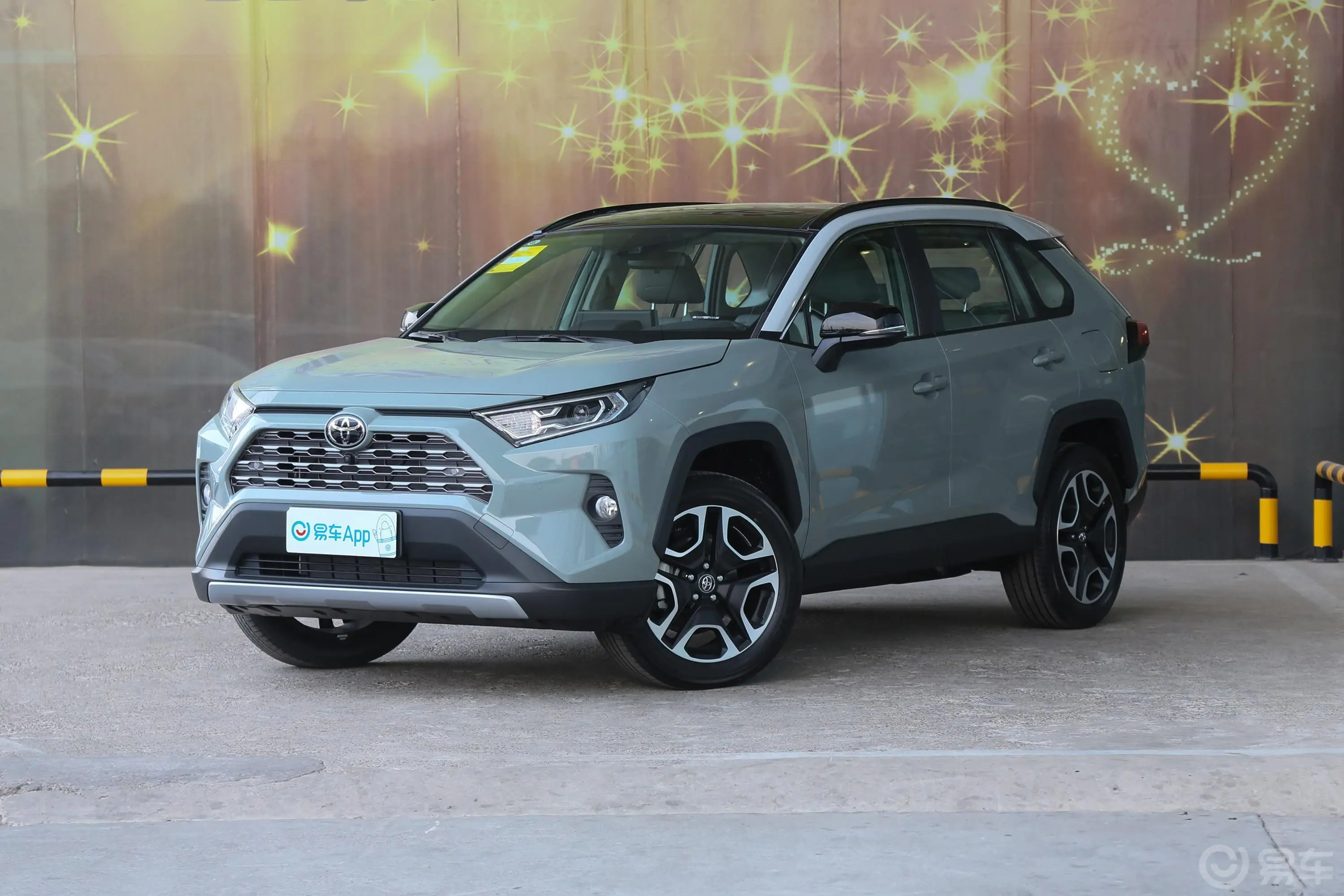 RAV4荣放2.0L CVT 四驱 尊贵版侧前45度车头向左水平