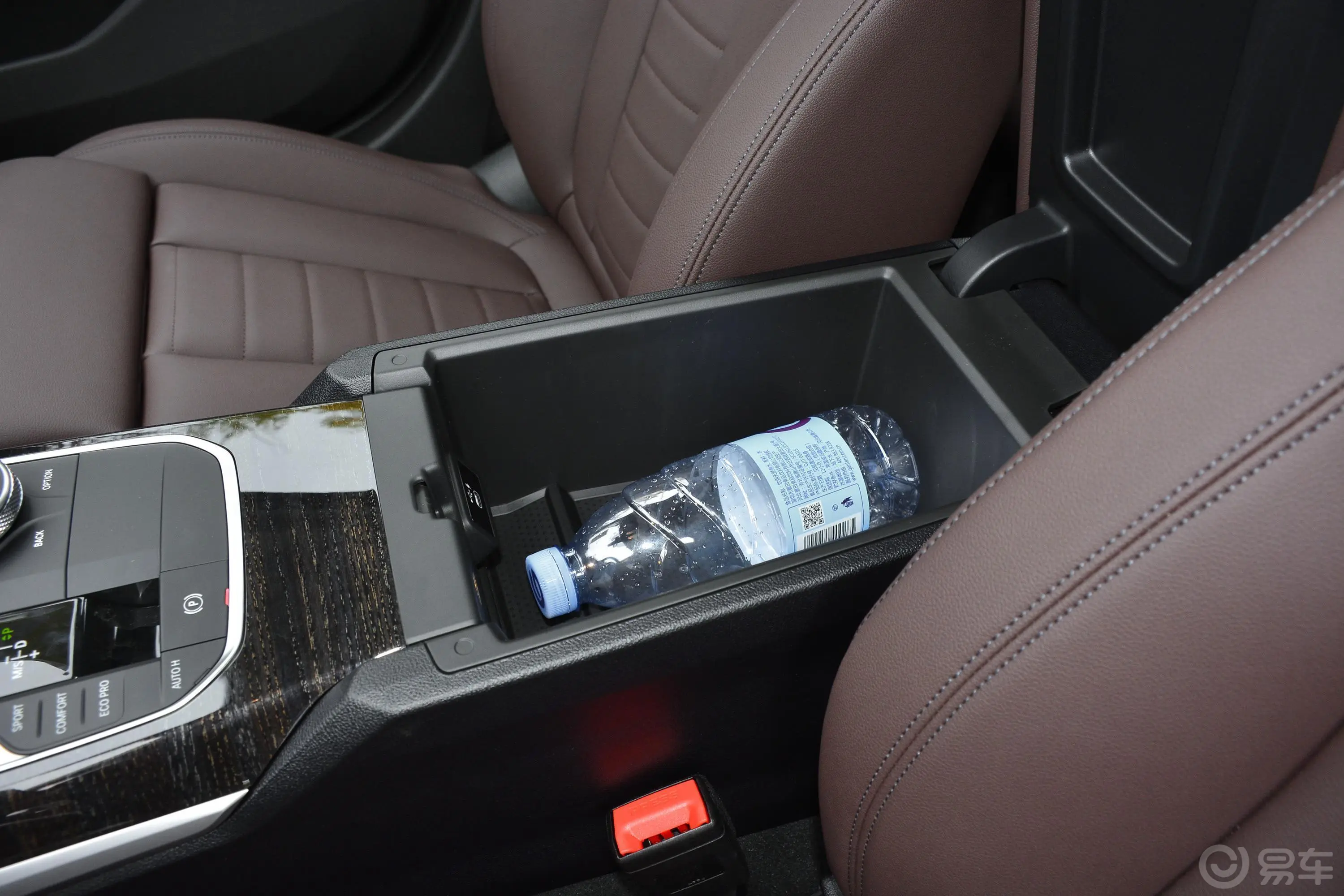 宝马3系325Li xDrive M运动套装前排扶手箱储物格