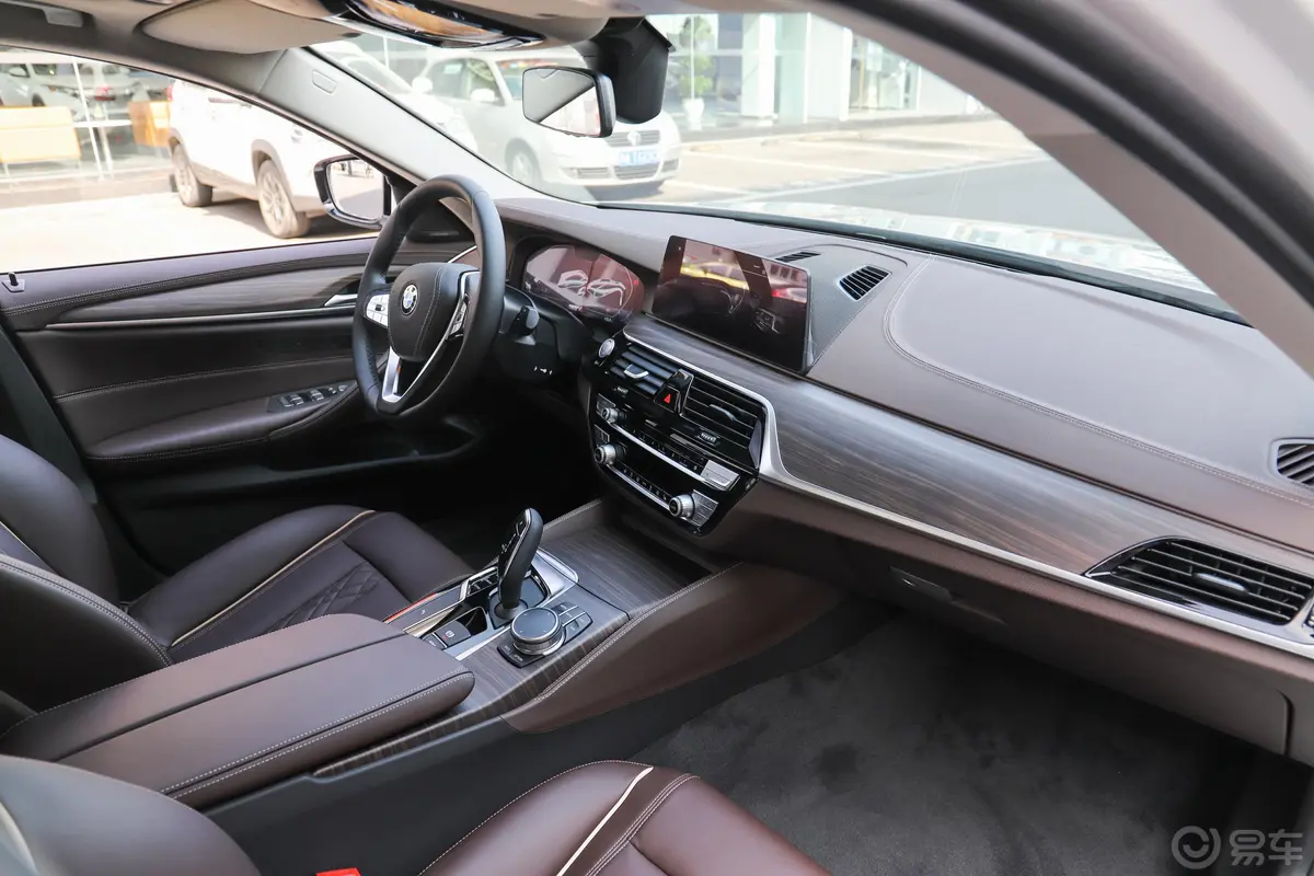 宝马5系改款 530Li xDrive 豪华套装内饰全景副驾驶员方向