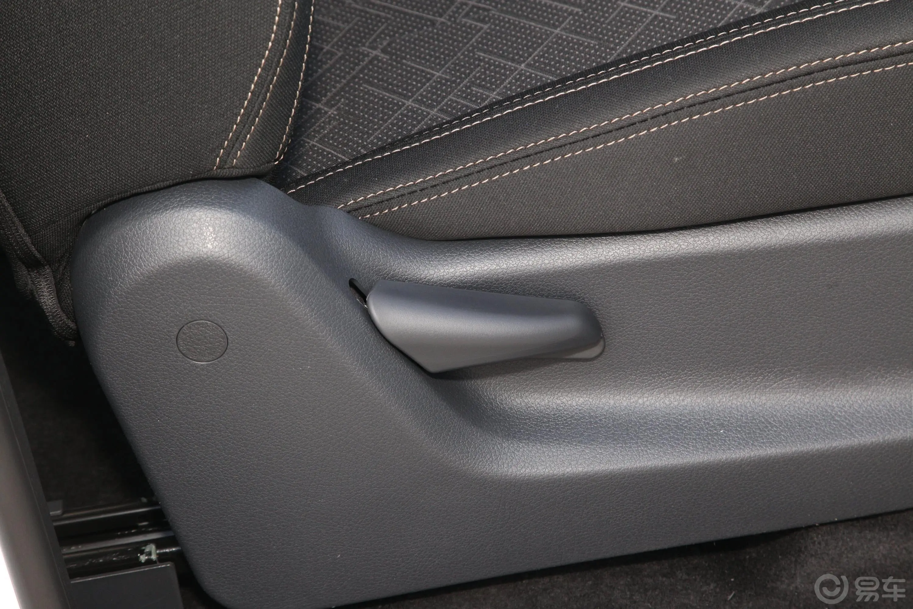 瑞迈S标轴版 2.5T 手动 两驱 领航版 柴油 国VI副驾座椅调节