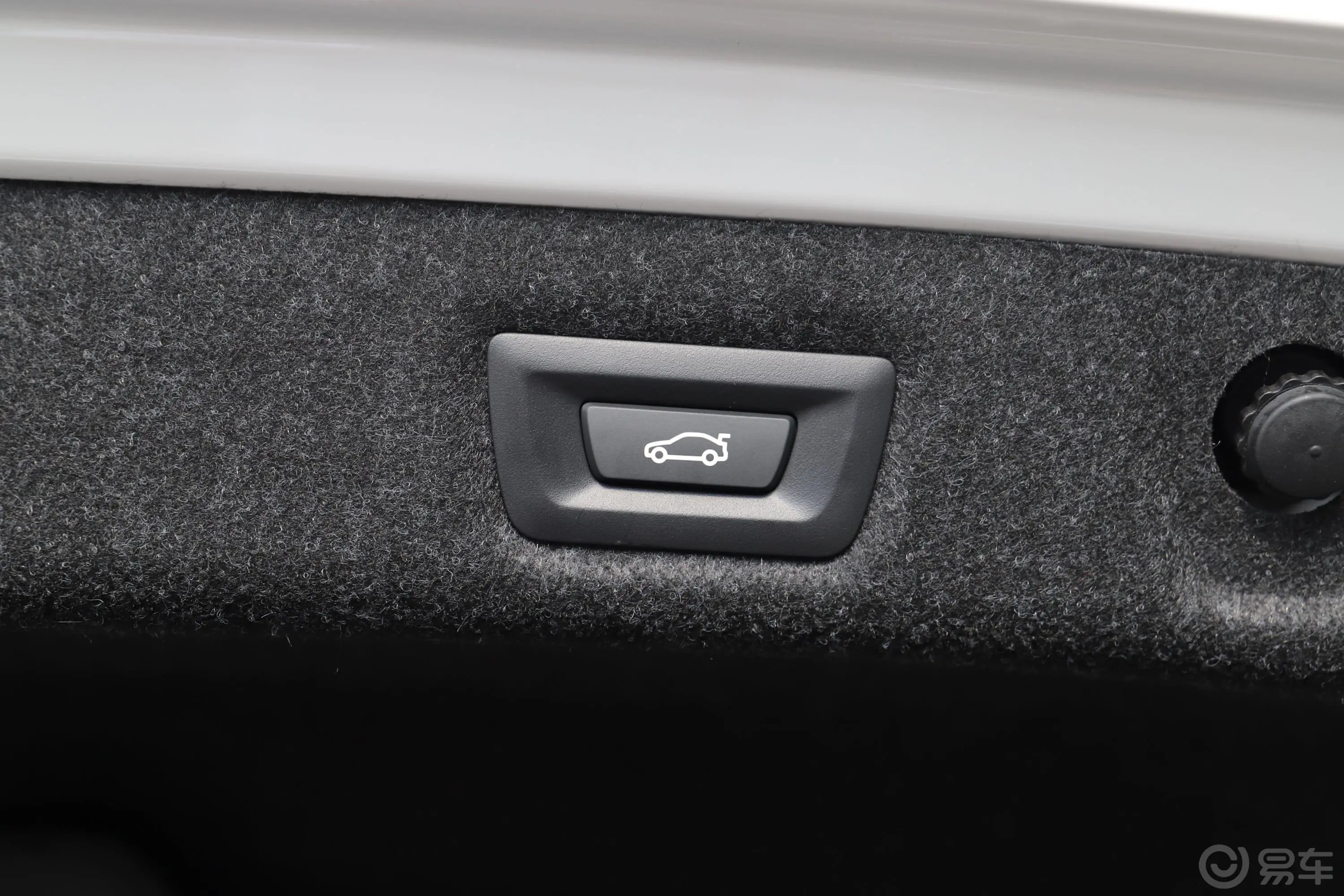 宝马5系改款 530Li xDrive 豪华套装电动尾门按键（手动扶手）