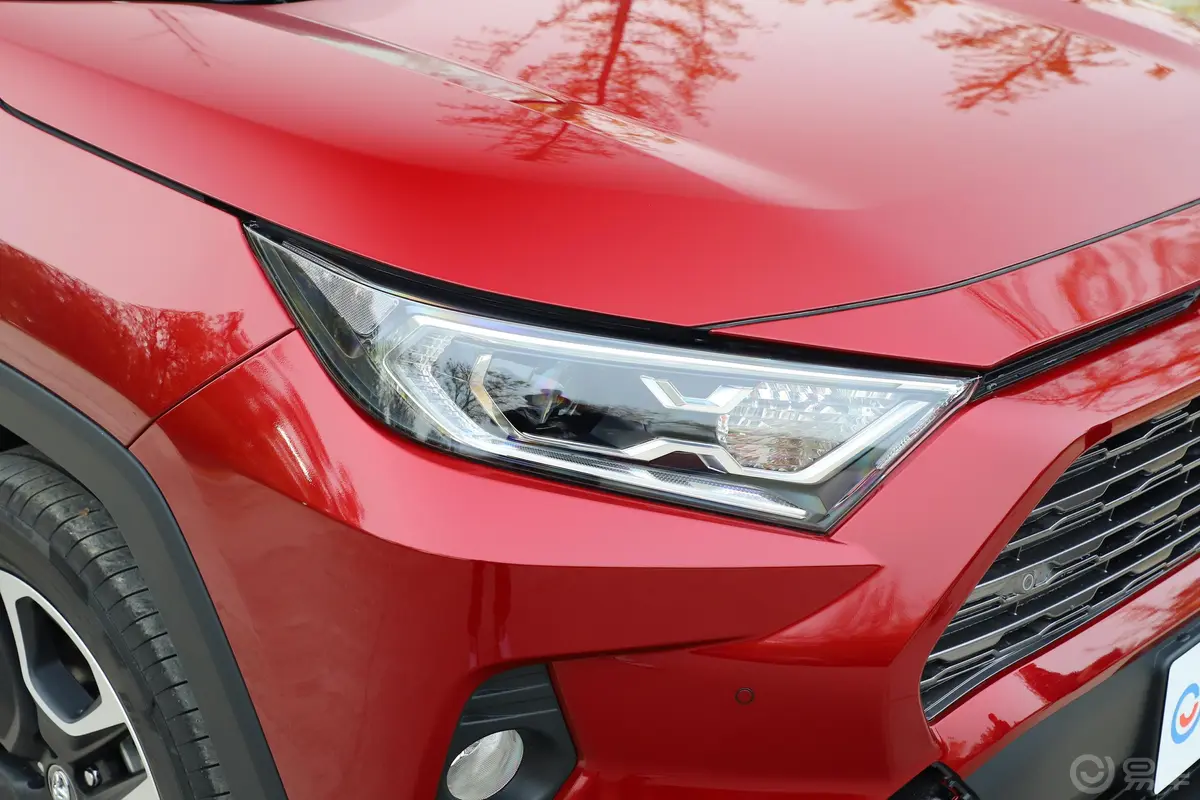 RAV4荣放2.0L CVT 两驱 尊贵版大灯侧45度俯拍