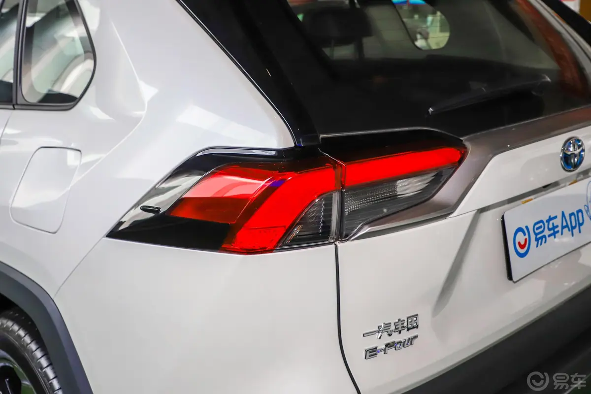 RAV4荣放双擎 2.5L E-CVT 四驱 旗舰版尾灯侧45度俯拍