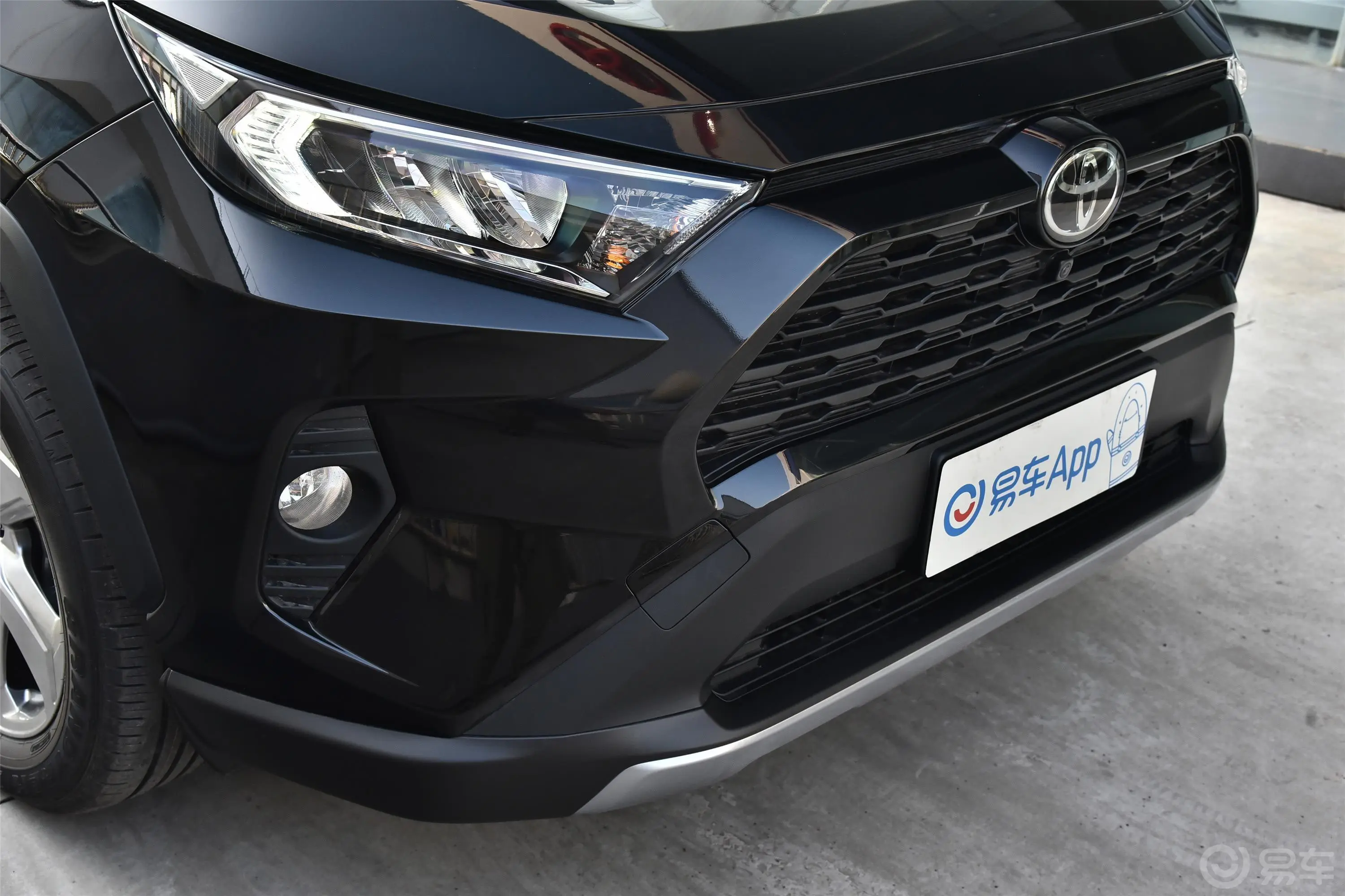 RAV4荣放2.0L CVT 四驱 风尚版前格栅侧俯拍