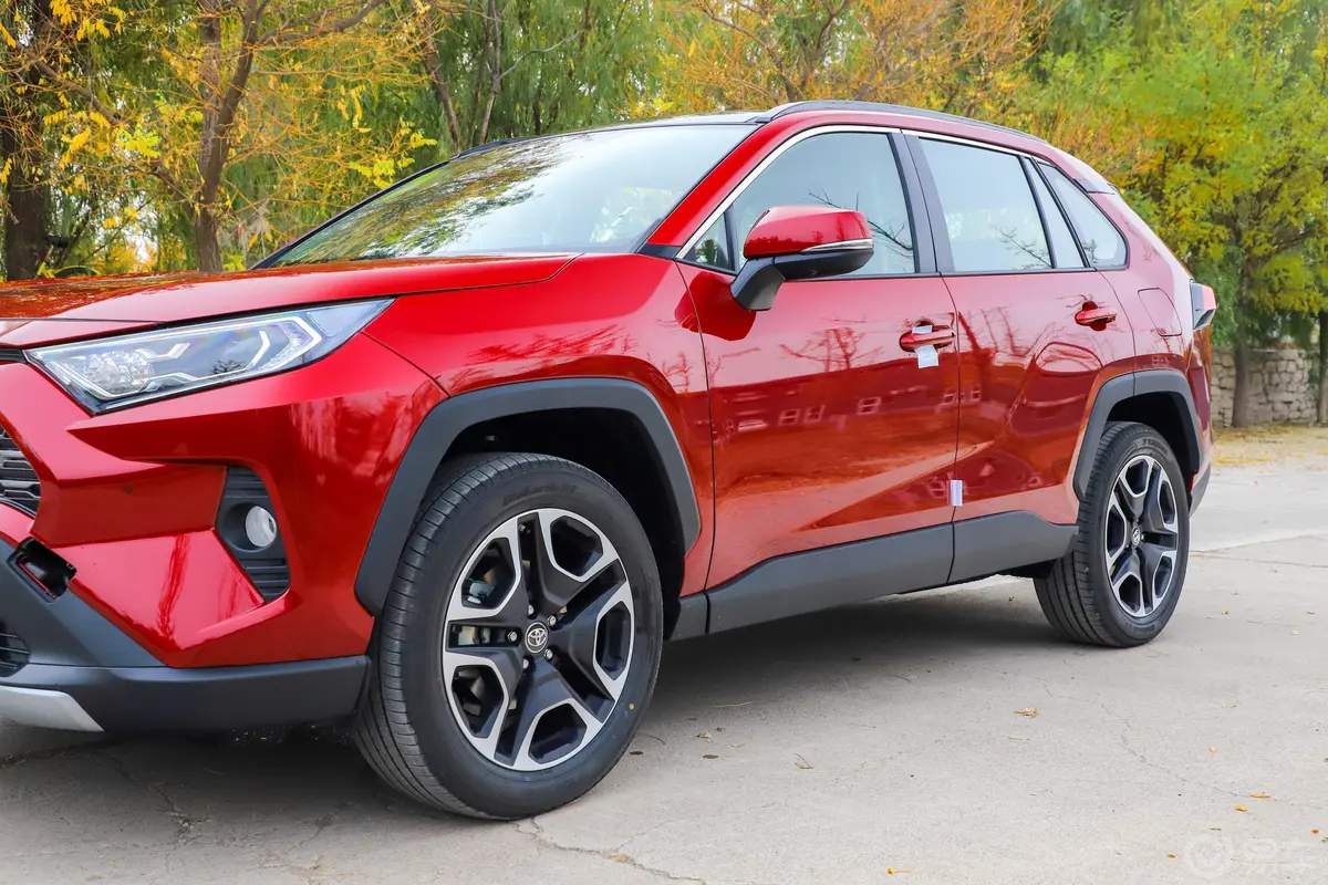 RAV4荣放2.0L CVT 两驱 尊贵版外观