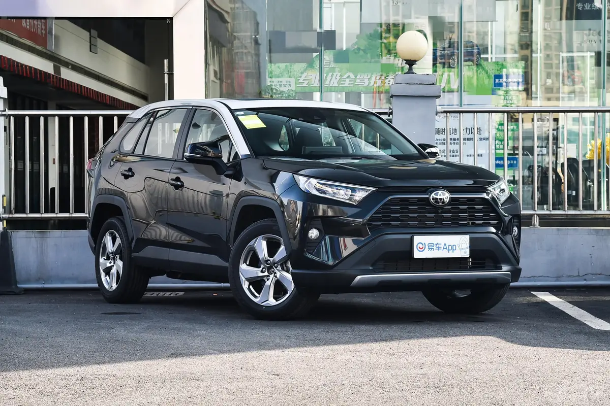 RAV4荣放2.0L CVT 四驱 风尚版侧前45度车头向右水平