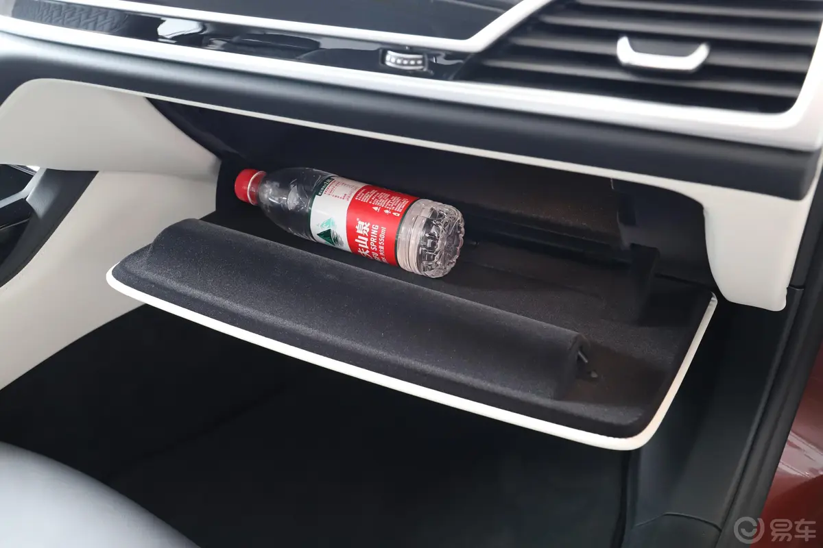 宝马7系740Li xDrive 华彩定制限量版手套箱空间水瓶横置