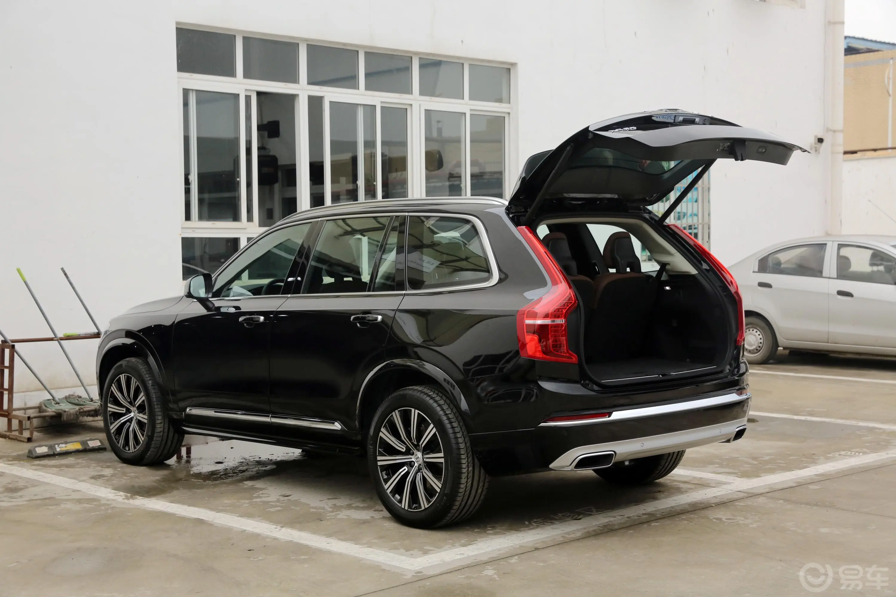 沃尔沃XC90T5 智行豪华版 7座后备厢开启45度侧拍