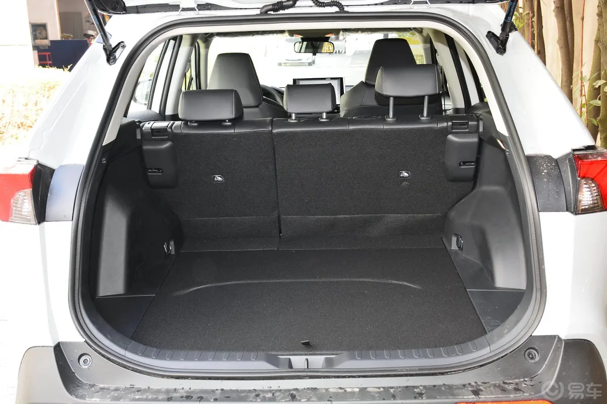 RAV4荣放2.0L CVT 四驱 尊贵版后备厢空间特写