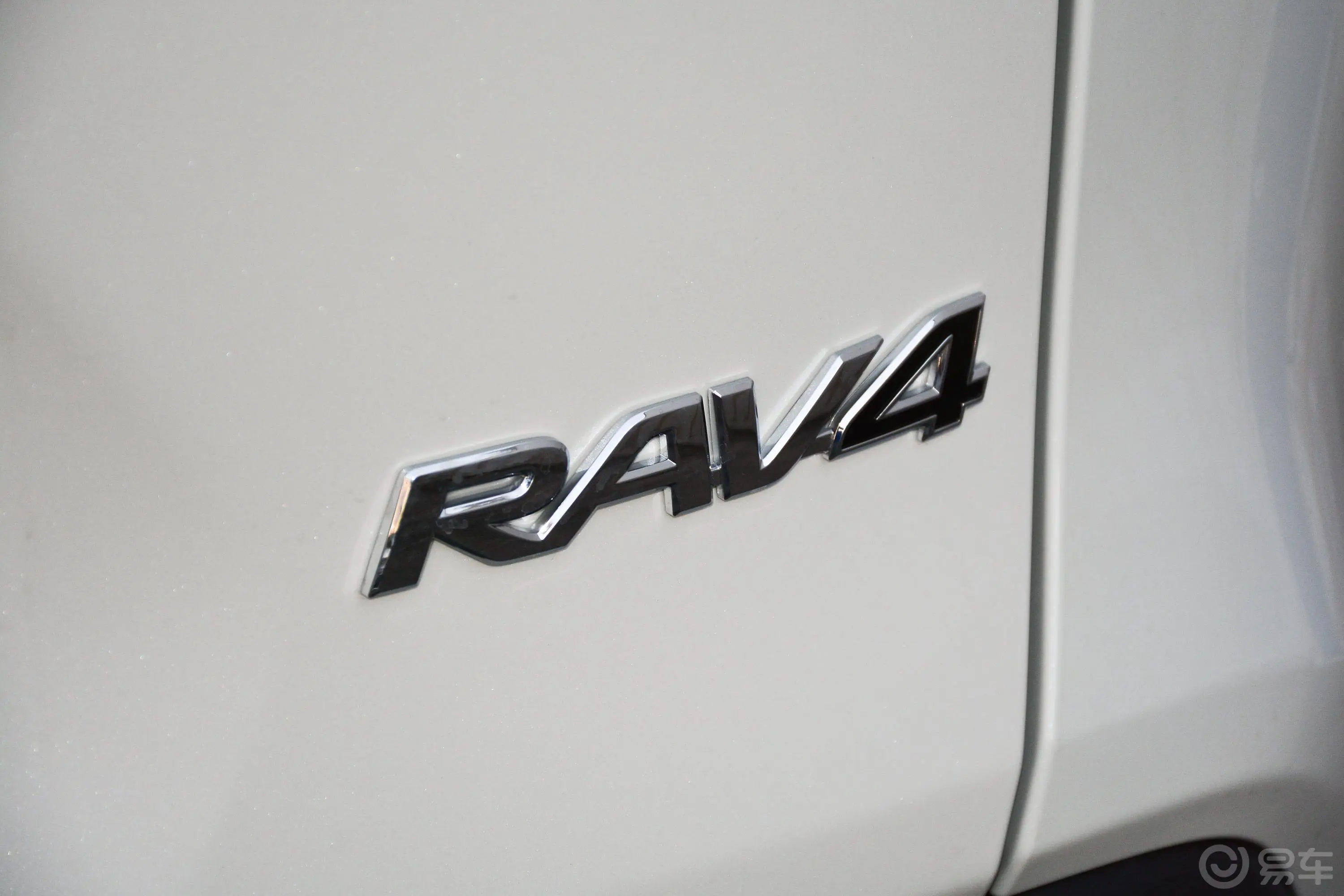 RAV4荣放2.0L CVT 两驱 尊贵版外观