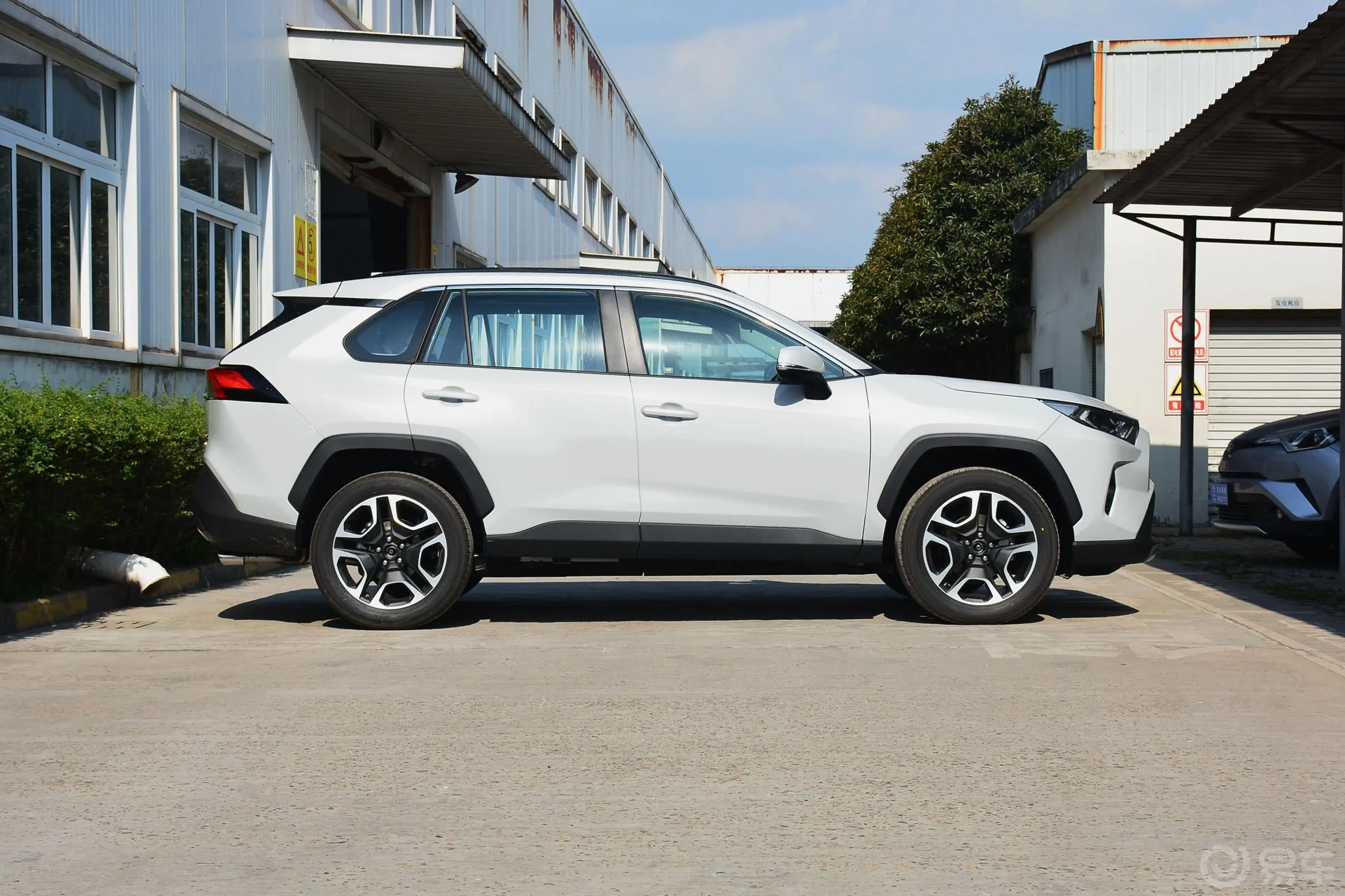 RAV4荣放2.0L CVT 四驱 尊贵版正侧车头向右水平