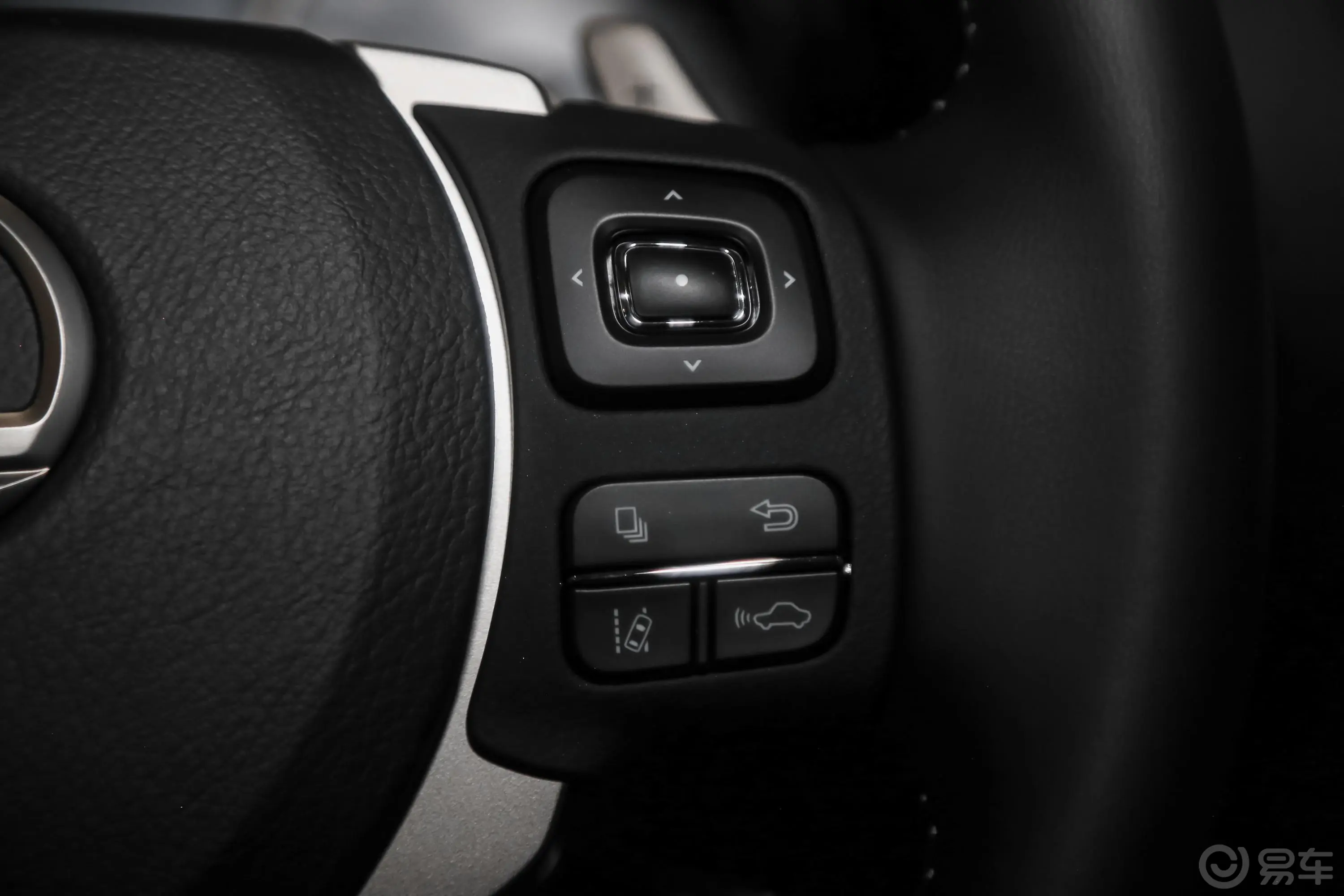 雷克萨斯NX200 四驱 锋尚版 国V右侧方向盘功能按键