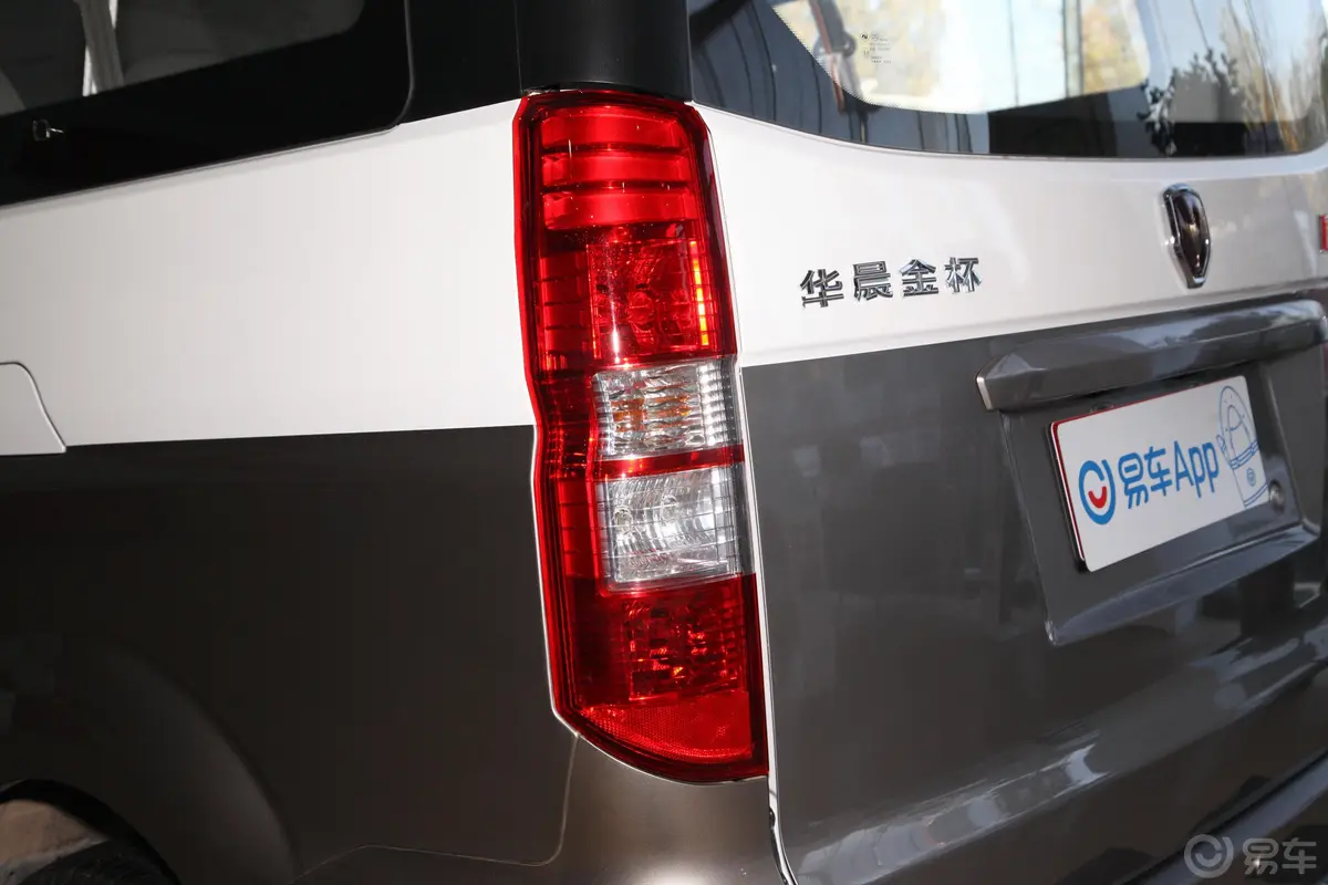 新海狮S客车 1.6L 手动 财富版 7座 国VI外观