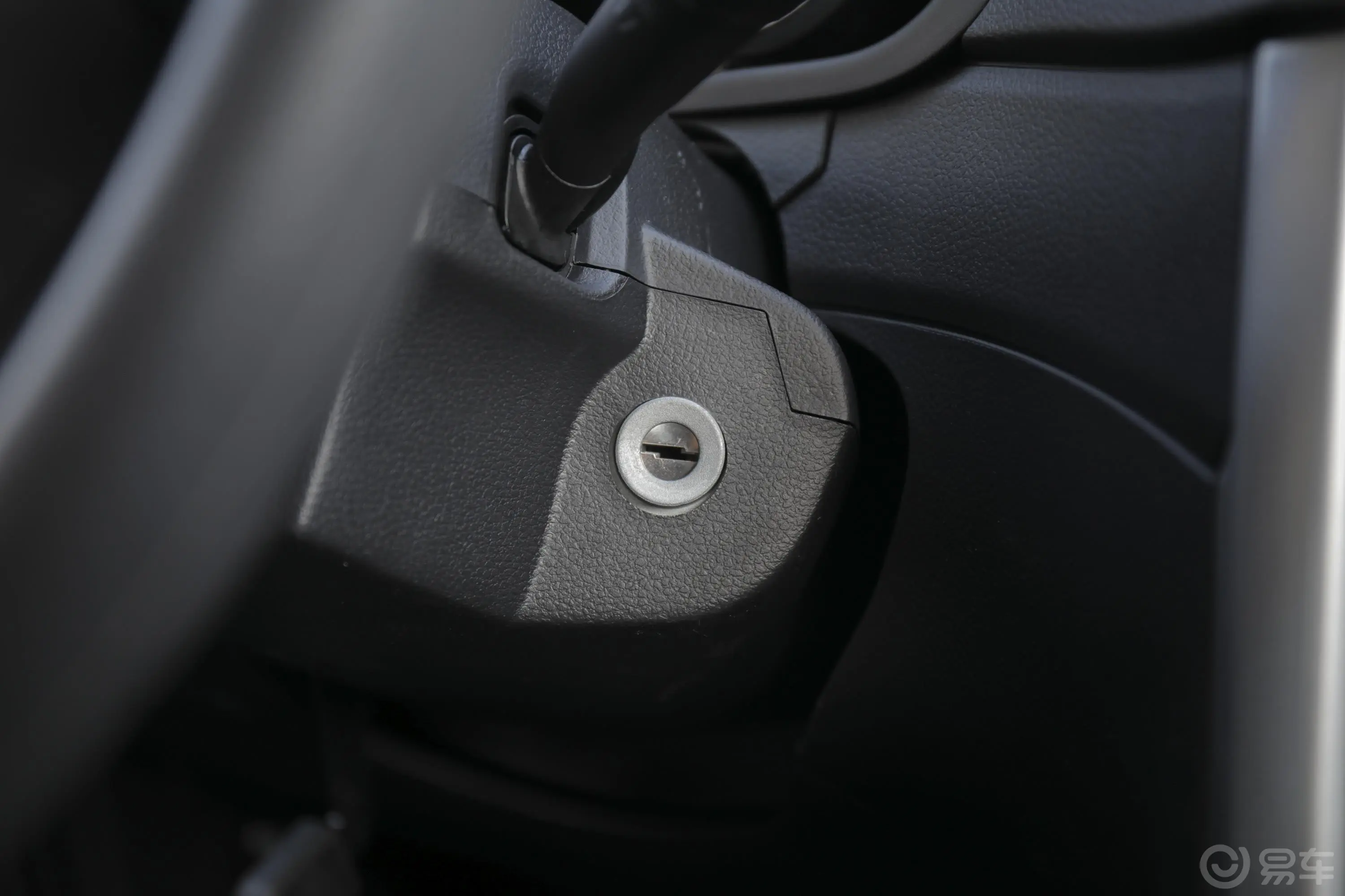 睿行M701.5L 手动 舒适型 背掀门 9座 国VI钥匙孔或一键启动按键