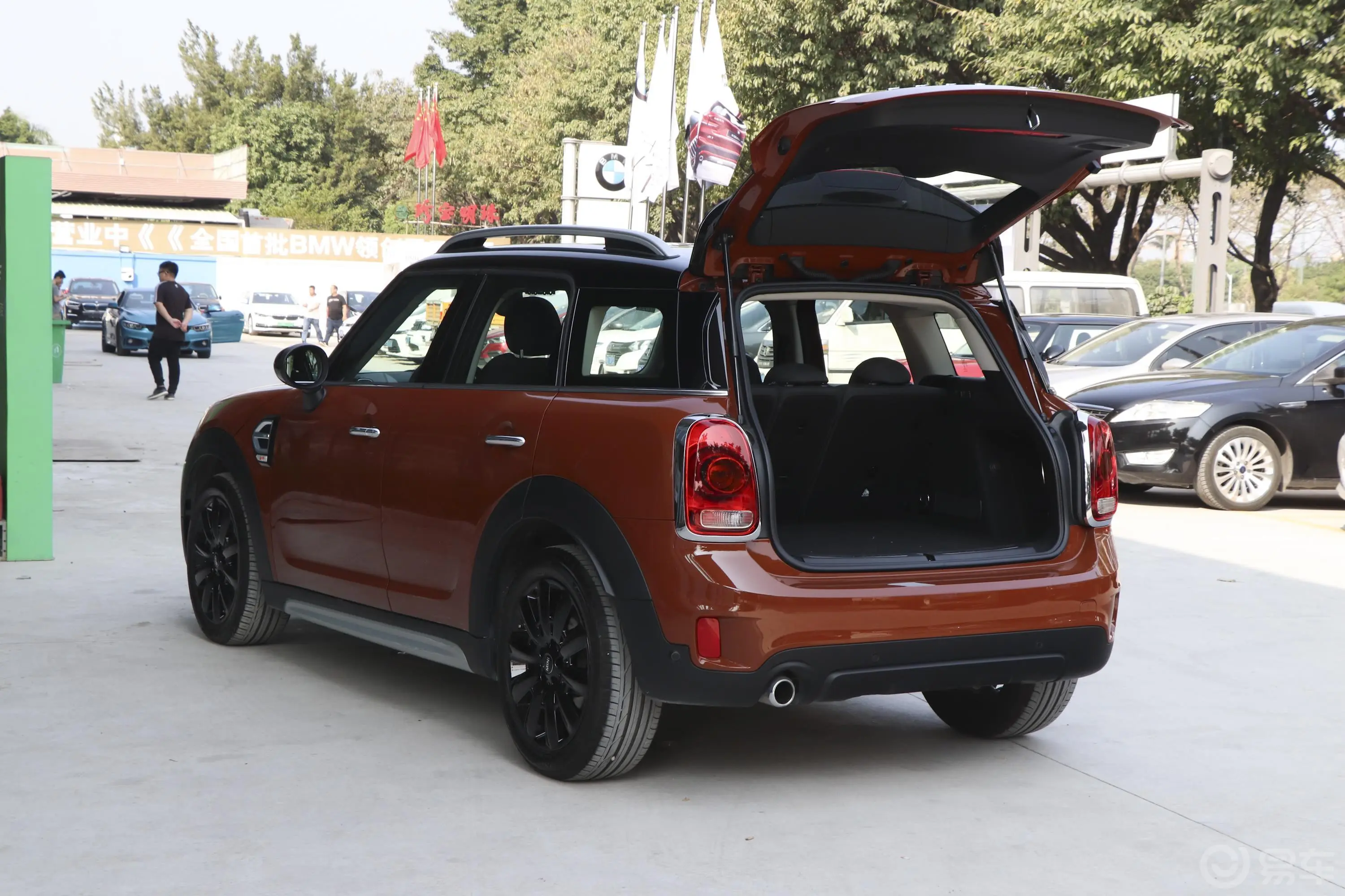 MINI COUNTRYMAN1.5T COOPER 艺术家周末旅行版后备厢开启45度侧拍