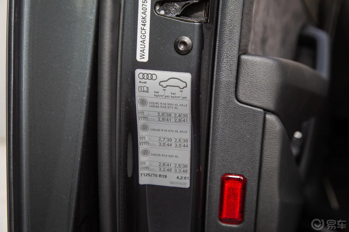 奥迪S43.0T胎压信息铭牌