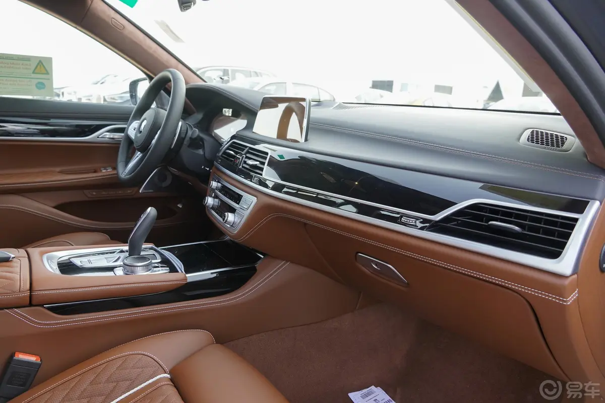 宝马7系750Li xDrive V8 M运动套装内饰全景副驾方向