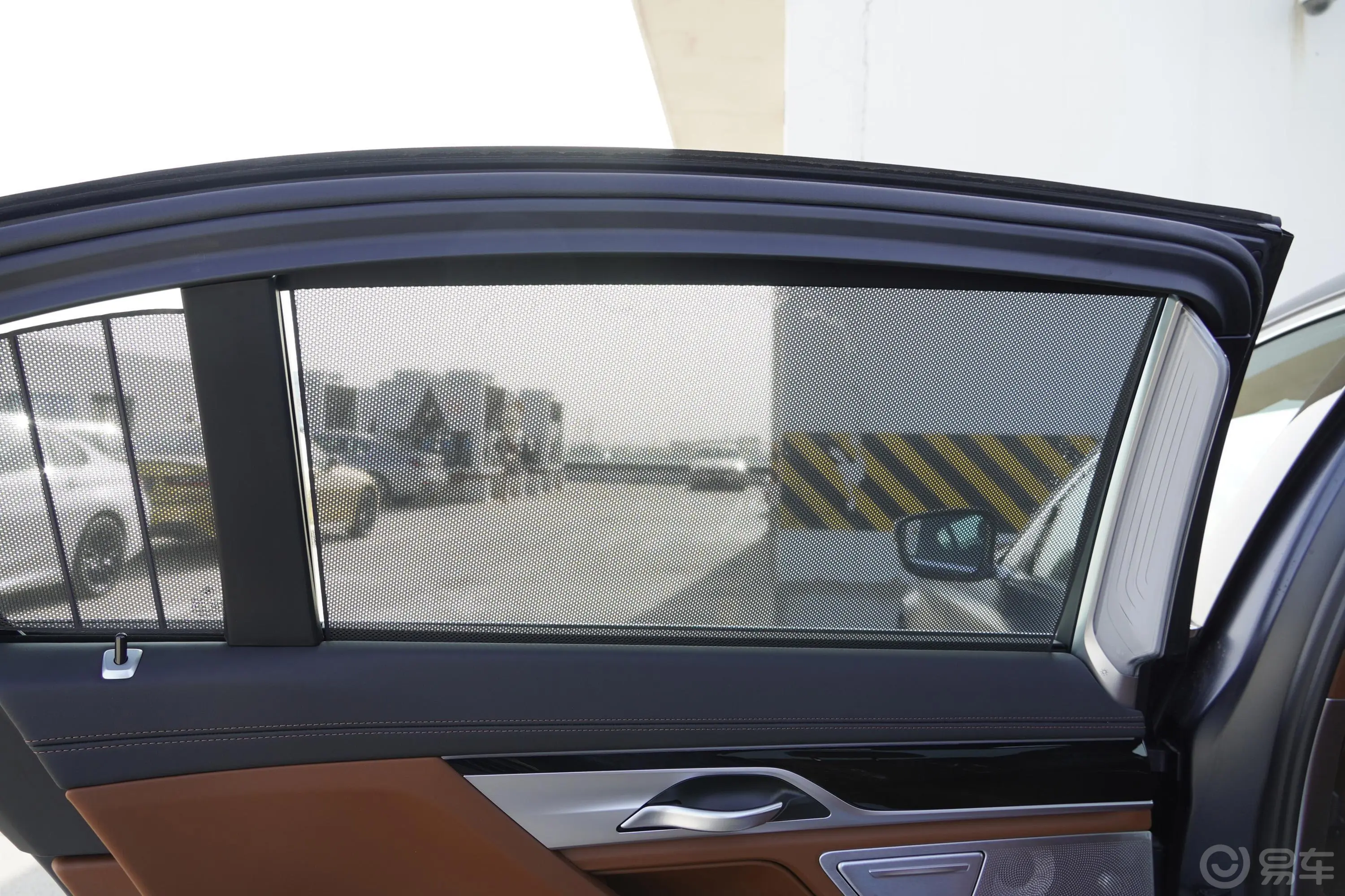 宝马7系750Li xDrive V8 M运动套装后风挡遮阳帘